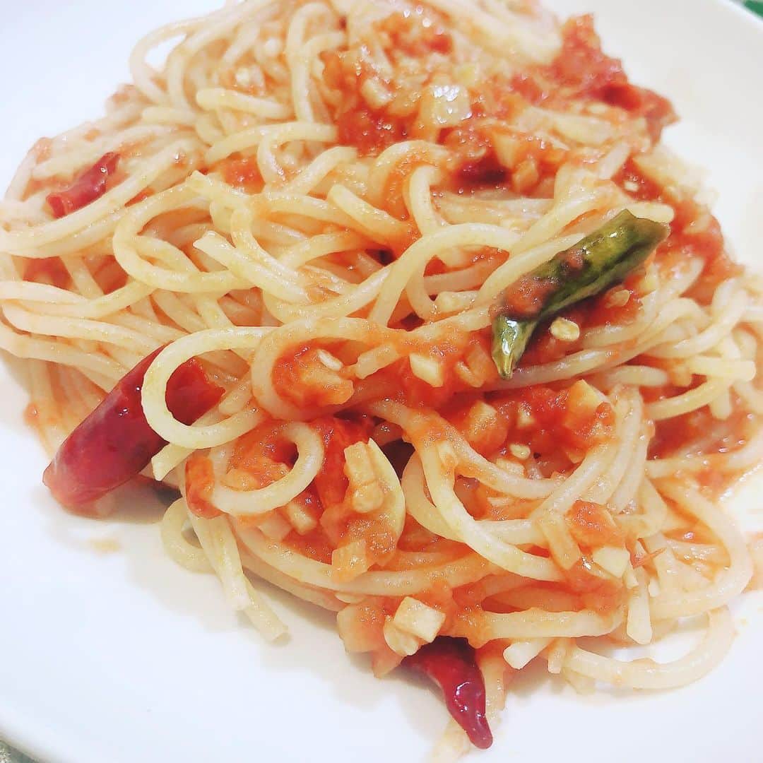 のインスタグラム：「ニンニクと唐辛子10本入れて激辛アラビアータ🌶辛美味！」