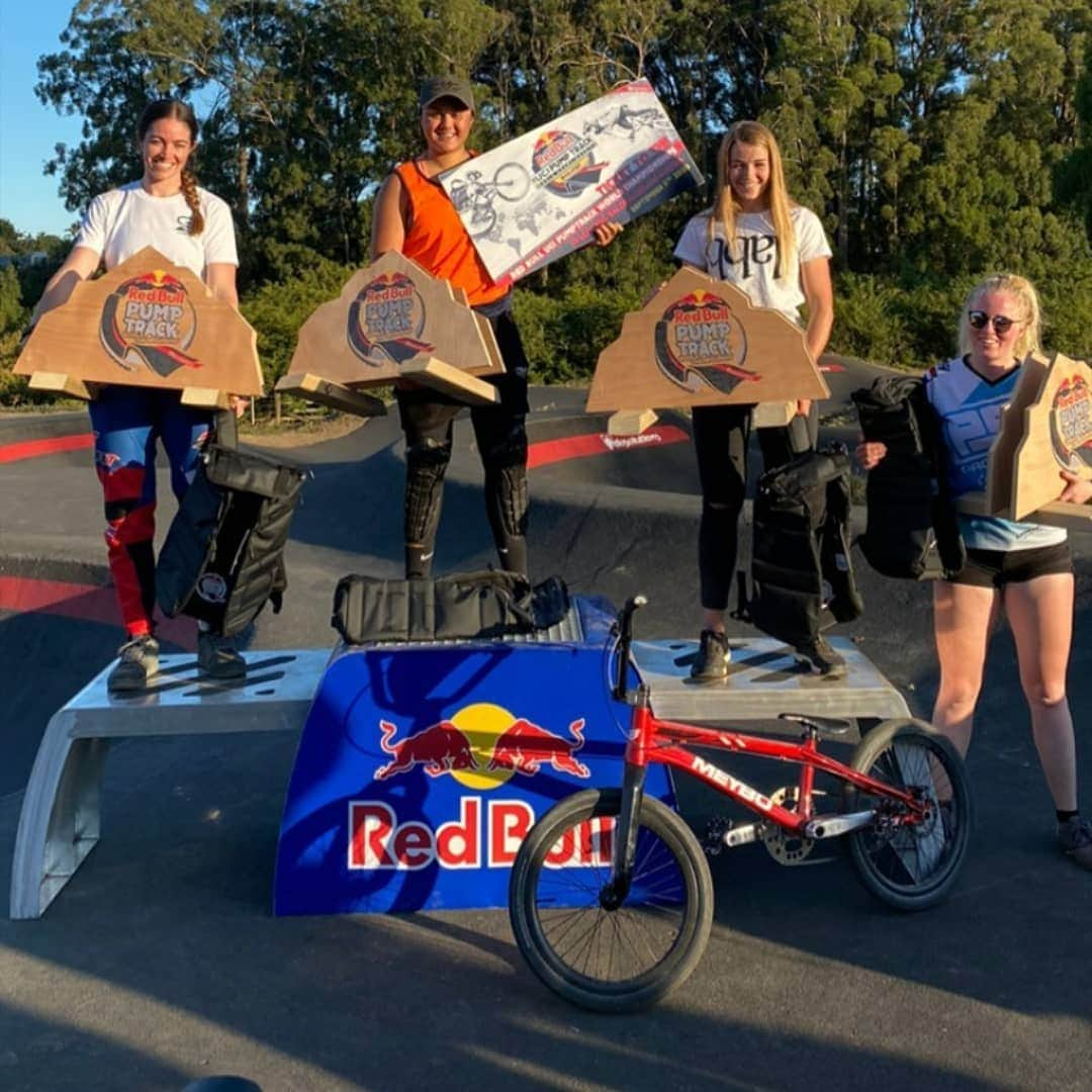 サラ・ウォーカーのインスタグラム：「Qualified for the Pump Track World Champs! Had a fast semi final, but left the track in the final 🤦‍♀️ A big thanks to the people who were involved bringing the pump track to Cambridge and then those involved in bringing the event here 👊👊」