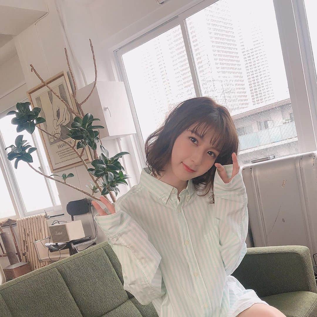 松岡菜摘のインスタグラム：「. . BOMBさんの撮影してました 4/9発売です☺︎ . #BOMB」
