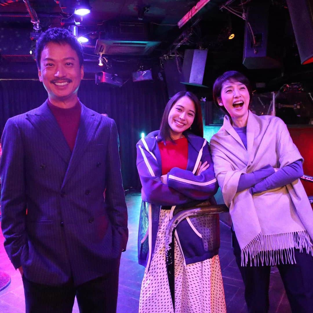 【公式】日本テレビ「トップナイフ-天才脳外科医の条件-」のインスタグラム：「. 【#最終回今夜10時❗】 意外とレアなスリーショット⁉️ Barカサブランカでの1コマ🍸 現場の楽しげな様子を切り取ったかのような一枚✨ #トップナイフ #0314最終回 #天海祐希 #椎名桔平 #広瀬アリス #キャストのみなさんの笑顔を見られるのも #素敵な笑顔を皆さんにお届けできるのも #あと少し😢」