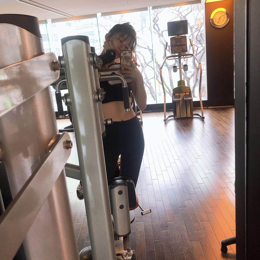 小倉優香さんのインスタグラム写真 - (小倉優香Instagram)「今日はお尻の日でした🍑  最近はジムでの 腹筋トレーニングは しないで お尻、 背中、うで を重点的に鍛えつつ、 おうちでアブローラー。  #雪  #トレーニング #ひきこもり  #筋トレ」3月14日 17時08分 - ogurayuka_official