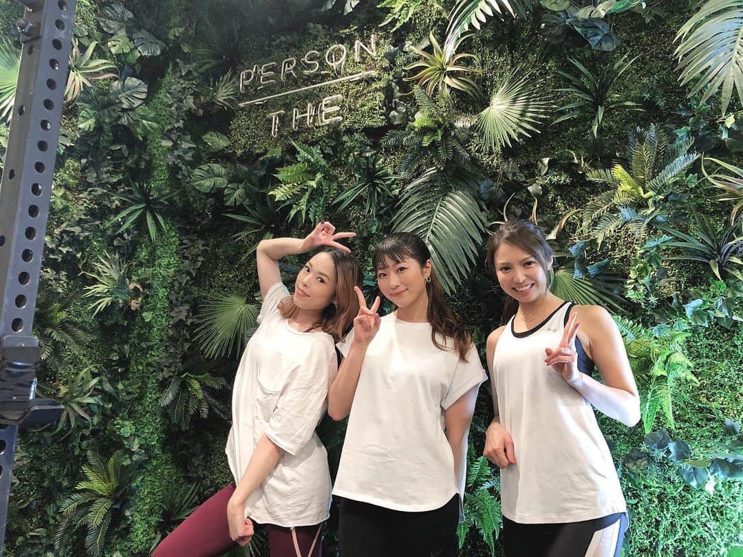 川戸沙羅のインスタグラム：「@theperson_shareworkoutspace  北参道の紹介写真の撮影でした📸  フリーランスで働くトレーナーさんにオススメのジムですねっ✨ パーソナルトレーニングからグループレッスンまで出来るそうです😊  ネオン管と緑🌱が沢山の写真映えスペースがとっても良きでした💓  #フリーランストレーナー #レンタルジム」