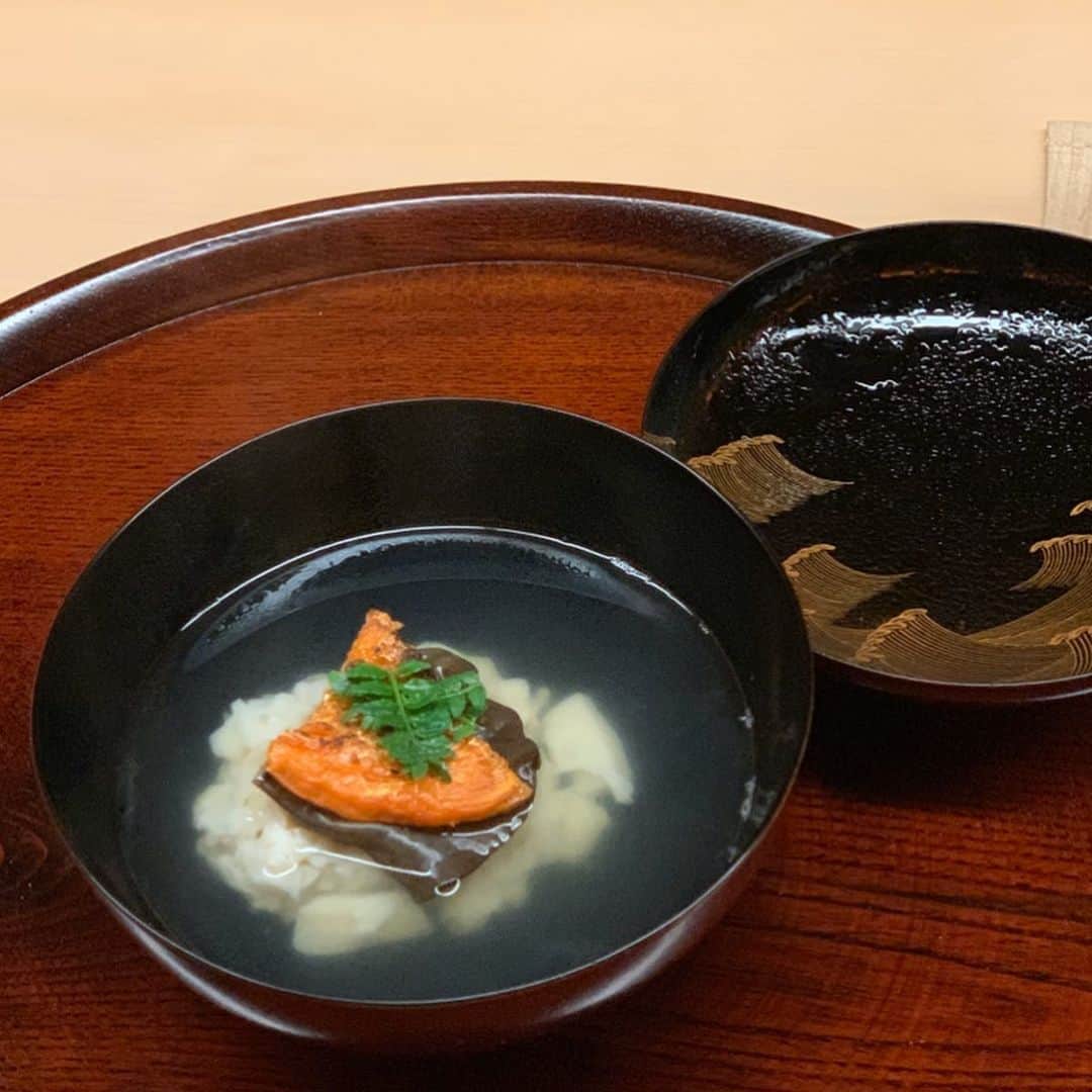 沢瀉美緒さんのインスタグラム写真 - (沢瀉美緒Instagram)「※ marvelous cuisine in Tokyo 💛 . 最高すぎる幸せなひと時を過ごせる 松川でのご飯🍚 . この季節は蟹と筍のハーモニーが たまりません‼️ . 特に春は筍、秋は松茸、冬は蟹と 食材で季節の移り変わりを 楽しんでいます✨ . 兎に角この季節、蟹を食べずには いられません。笑 . ◆飯蒸し ◆焼き蟹 ◆柚子餡 ◆伊勢海老のお造り ◆帆立の真丈 ◆河豚の白子和え ◆蛤と筍煮 . 脳裏に焼き付いた風味を 思い出すことができる位忘れられない . 次の訪問も今からとっても楽しみ💛 美味しいお食事はもちろん、 設えも素晴らしく、お喋りも🙆‍♀️ . . #松川 #懐石 #赤坂松川 #japanesecuisine #日本料理 #間人蟹 #蟹」3月14日 17時14分 - mio_omodaka