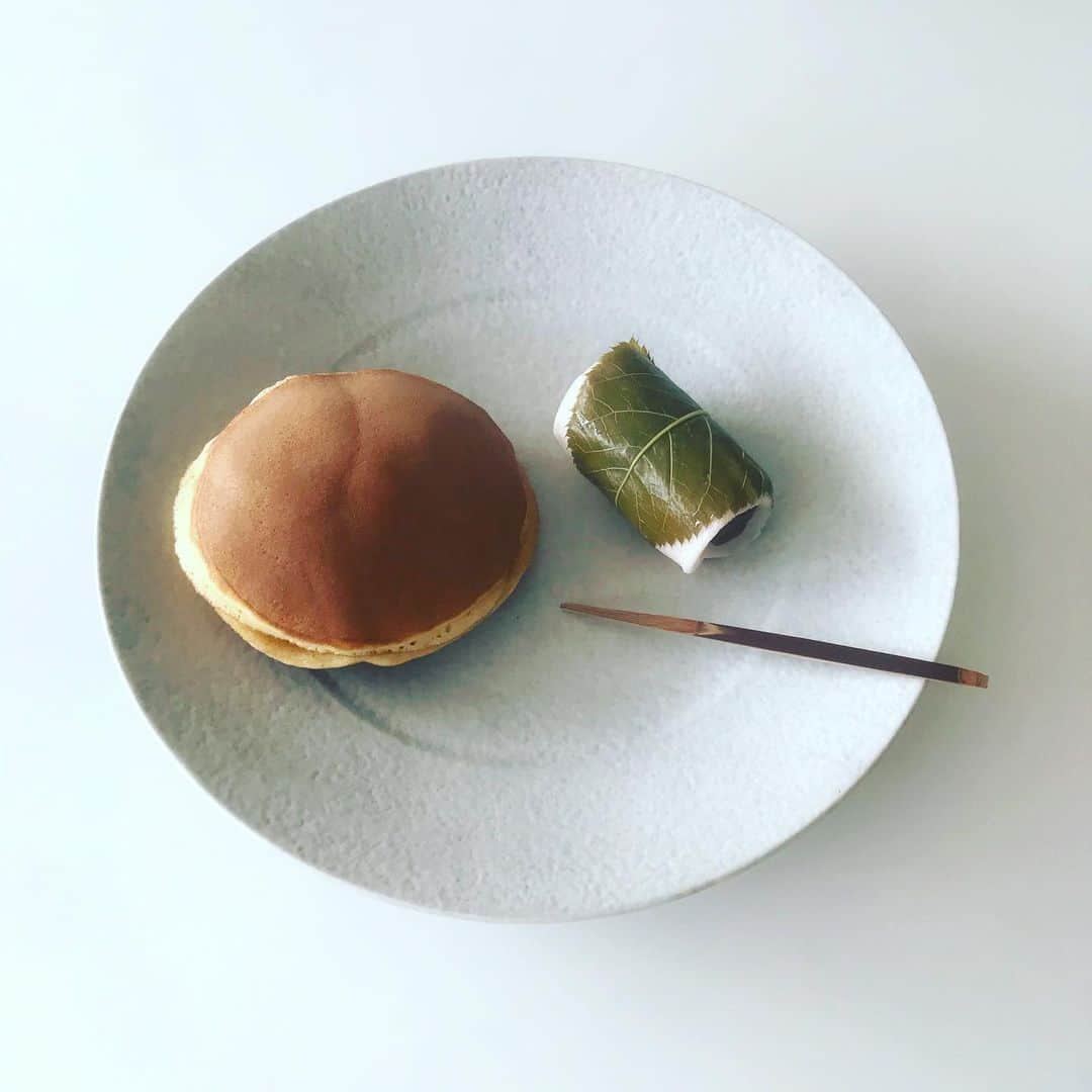 渡辺有子のインスタグラム：「数日前に里香さん　@riccafukuda のインスタで「なんとまぁおいしそうなんだろう〜」と見ていた『すずめや』のどら焼きと桜餅。昨日撮影で編集さんから頂いた手土産がそのすずめやで驚いた。食べてみたいなぁと思っていたら通じたのね。 ご馳走さまでした。」