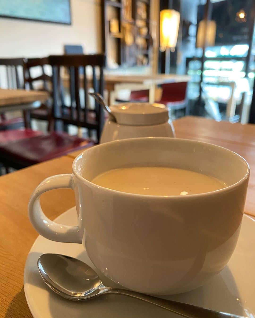 太田奈緒のインスタグラム：「空き時間にカフェ #ほうじ茶ミルク」