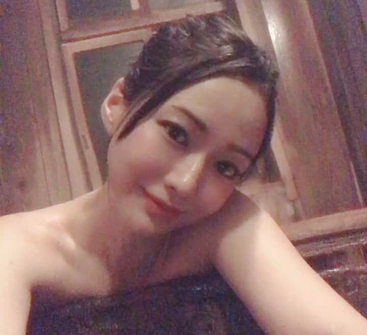 のインスタグラム：「『秘湯ロマン』テレビ朝日📺  明日3月15日深夜27時～♨️ 放送予定です✨ ♨️ 渋温泉『金具屋』 さん 七味温泉『紅葉館』さん 他立ち寄り温泉♨️ ✨ ✨ ✨ ✨ ✨ #秘湯ロマン #秘湯 #テレビ朝日 #Television #tv #旅人 #吉山りさ #長野県 #渋温泉金具屋 さん #渋温泉 #金具屋 さん #七味温泉 #紅葉館 #女子旅 #travel #旅行 #model #溫泉 #스파 #가족탕  #温泉 #温泉ソムリエ #お酒 #お風呂 #温泉モデル #温泉女子 #hotsprings #bañarse  #貸切温泉  #温泉旅行」