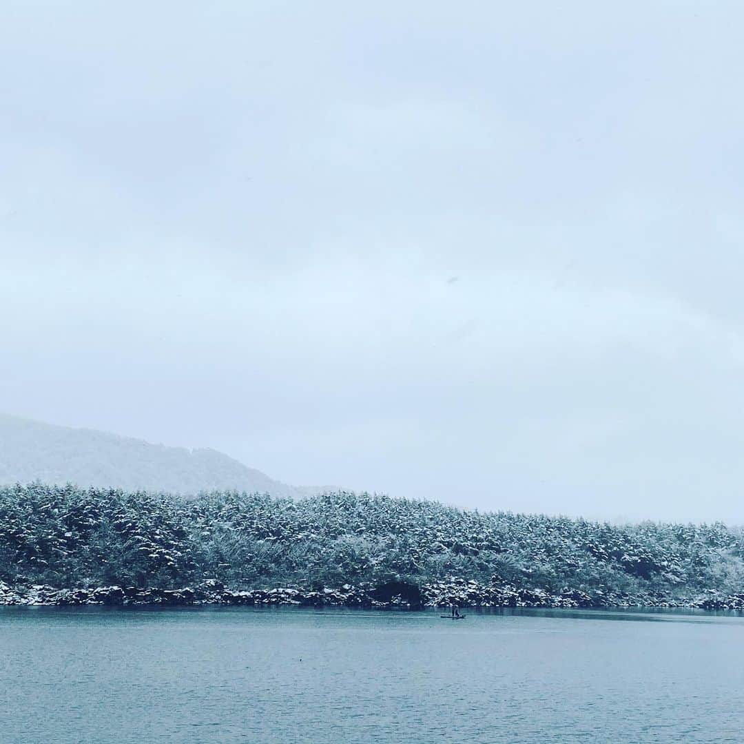 岡田美里さんのインスタグラム写真 - (岡田美里Instagram)「雪が止み、様子を見にゆかん。 降り立てば…日も暮れなんとする湖に漕ぎてゆく船が。 #いとあわれなり #西湖」3月14日 17時27分 - millieokada