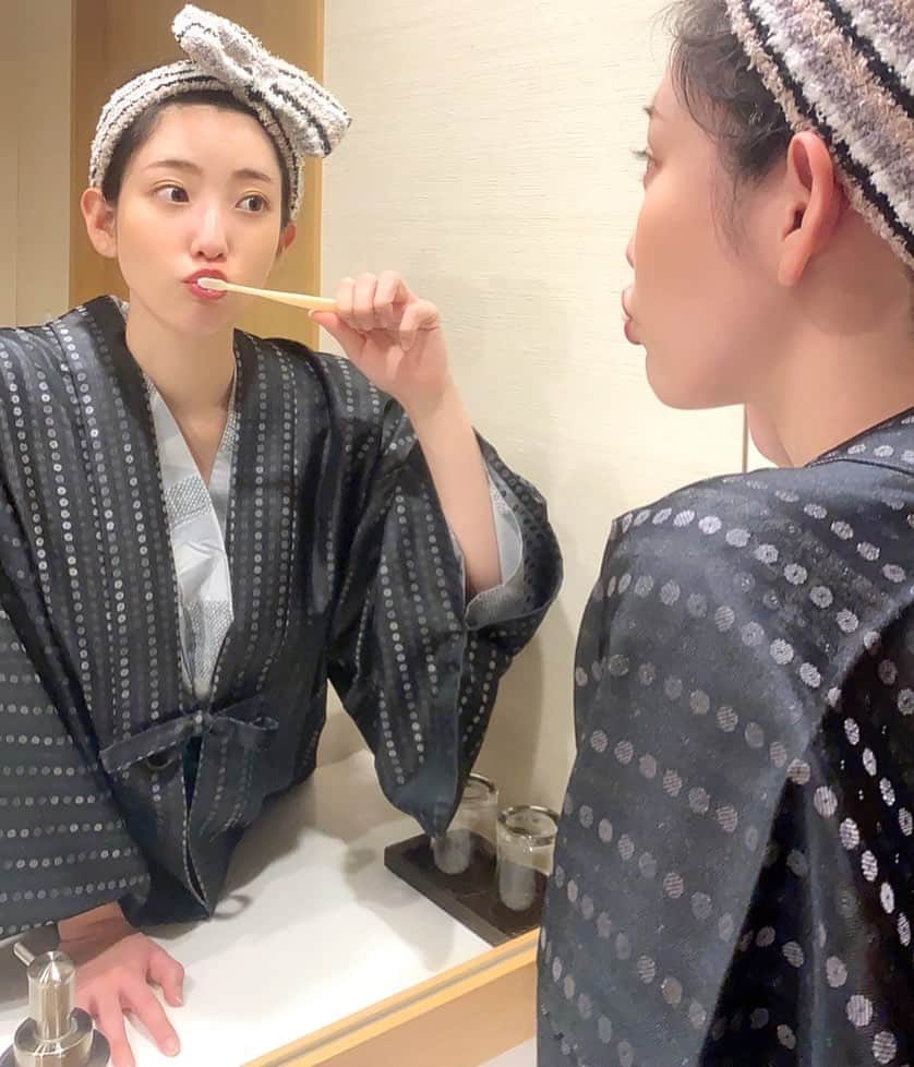 椿梨央のインスタグラム：「温泉入りたい欲♨️ . . . 東京雪降るって教わってない‼️ でも雪なら傘いらないね♪ 道産子思考笑 . . . #温泉 #温泉旅行 #野球 #野球女子 #女子野球 #鏡越し #鏡越しの世界 #フォト #被写体 #photography #photo #shot」