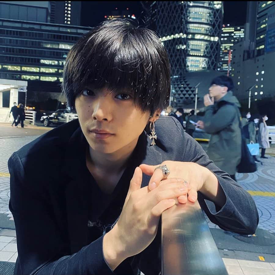なつめゆうだいのインスタグラム：「髪切りました。闇感強い みんなどんな髪型が好き？ #リッキーにとってもらった #いいね #youtuber  #ツートーンカラー  #ホワイトデーさっき知った」