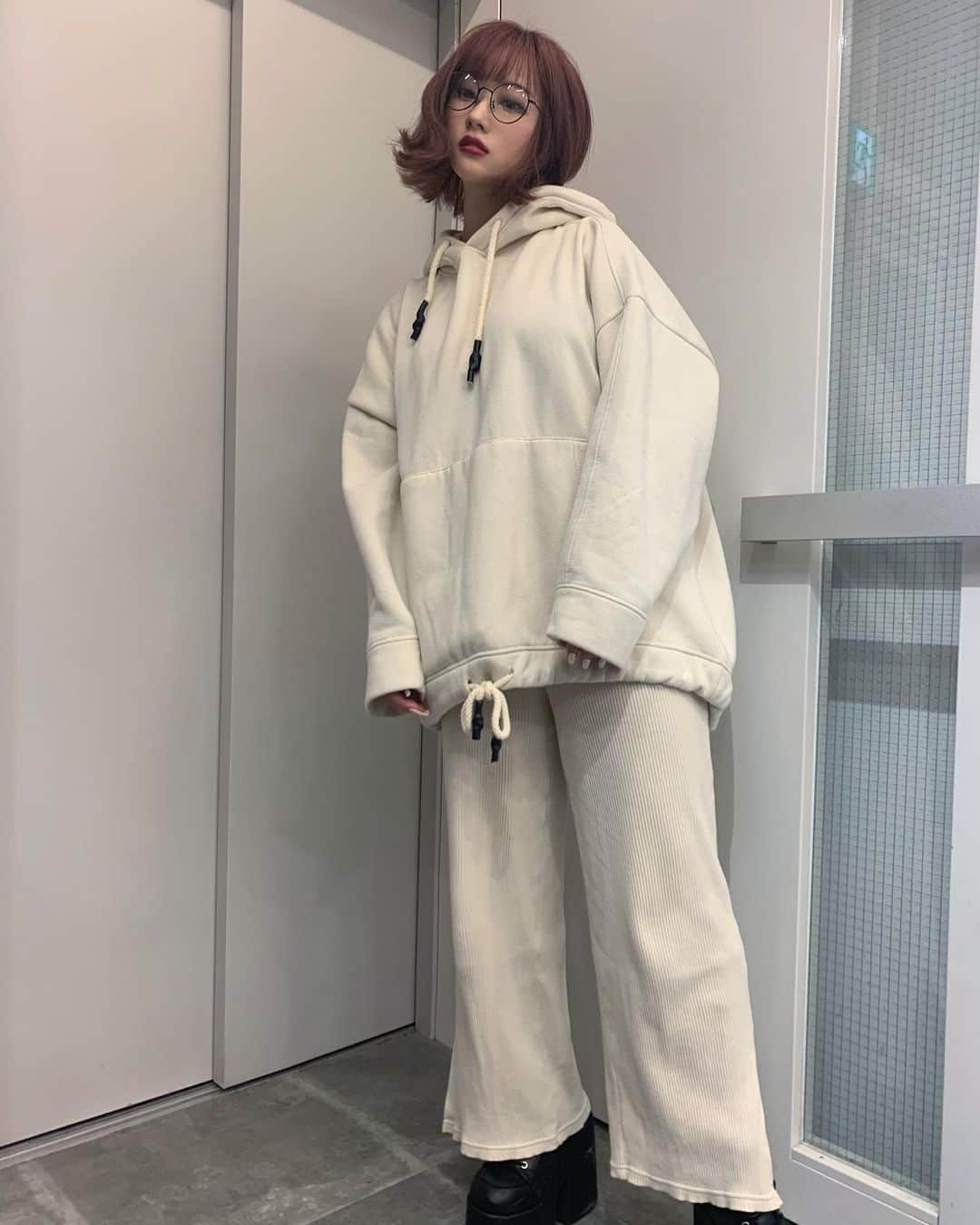 おもてちゃんのインスタグラム：「. (^。^)／🤍🤍🤍」