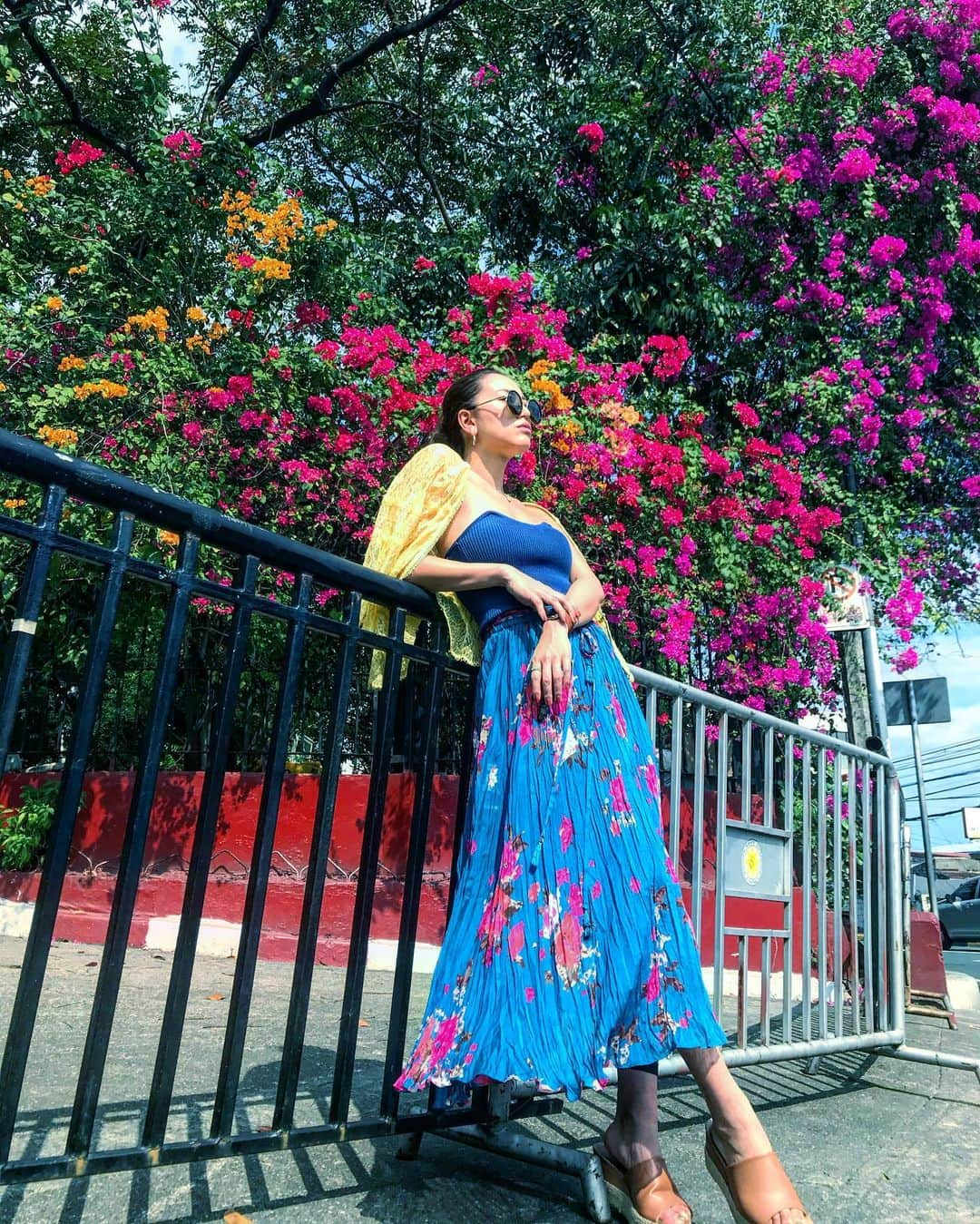 西内ひろさんのインスタグラム写真 - (西内ひろInstagram)「Enjoying this beautiful back drop #bougainvillea 🌺  フィリピンマニラにいます🇵🇭 私の一番好きな花、ブーゲンビリアが綺麗です😌✨明日１５日から来月１４日までマニラの出入り禁止の規制がかかりました。現時点でフィリピンのコロナの感染者は74人。ドゥテルテさんの動きは早いです。皆様にご心配お掛けしている様ですが、日本には帰国出来るので、ご心配なく😊 #flowers #philippines  #color #fashion #cute #コロナに負けるな　#南国好き　#ブーゲンビリア #一番好きな花」3月14日 17時47分 - 0214hiro