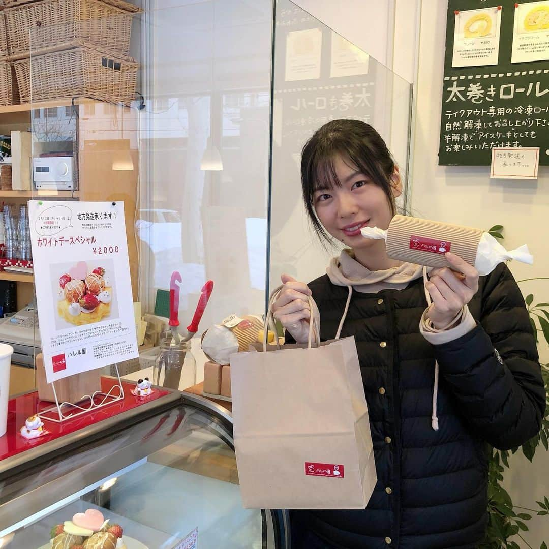 田渕亜季さんのインスタグラム写真 - (田渕亜季Instagram)「、 ホワイトデー ハレル屋さんの ハレロール🍰 お店ではシャトルダーツも体験出来ます。 、 、 、 #ハレロール #ハレル屋  #ホワイトデー  #ハレル屋のロールケーキ  #シャトルダーツセット  #シャトルダーツ #田渕亜季  #田渕亜季のシャトルダーツ」3月14日 17時49分 - akitabuchi.official