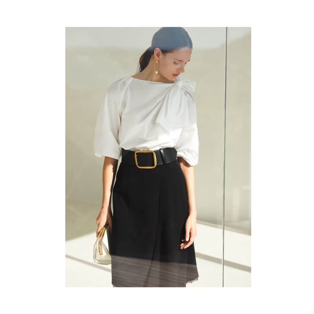 EPOCAさんのインスタグラム写真 - (EPOCAInstagram)「IN STORE NOW  BLOUSE ¥36,000 +tax SKIRT ¥46,000 +tax PIECED EARRINGS ¥8,000 +tax BELT ¥29,000 +tax BAG ¥49,000 +tax  #epoca #fashion #2020ss #newcollection #coodinate #styling #blouse #skirt #エポカ #ファッション #コーディネート #スタイリング #ブラウス #スカート」3月14日 18時00分 - epoca_official