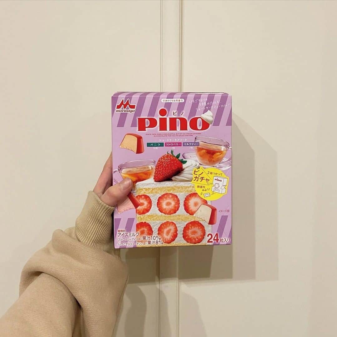 MERYさんのインスタグラム写真 - (MERYInstagram)「. アイス好きの皆さん、期間限定「ピノ ショートケーキアソート」はもうチェックしましたか？こちらはバニラ、ストロベリー、ミルクティーの3種類のアイスがピンクのいちごチョコでコーティングされた、ティータイム気分を味わえるアソートパックです。パッケージもとても可愛く、おやつタイムやお泊まり会にぴったりですね。 2箱集めれば、「 #ピノガチャ 」を作れるのも楽しいポイント！YouTubeで「ピノガチャ」と検索すると作り方の解説動画を見ることができますよ。お子さんの春休みの工作にもぴったりです。 . MERYでは他にも「かわいい」に近づくさまざまな情報を発信しています。 @mery.beauty コスメ・美容に特化した情報をお届け♡ @mery_spot 話題のカフェやお出かけスポットをご紹介！ こちらもぜひチェックしてみてください！ . . photo by @_mahice_ . #MERY #regram #pino #ice #icecream #ピノ #アイス #ショートケーキ #アイス部 #コンビニアイス #コンビニスイーツ #アイスタグラム #アイス好き #女子会 #パジャマパーティー #お泊まり会 #お泊まり #今日のおやつ #おやつの時間 #おやつタイム #日々のこと #暮らし #日々の暮らし #お洒落好きな人と繋がりたい  #工作 #お洒落 #お洒落さんと繋がりたい #MERY女子 #メリー」3月14日 18時00分 - mery.jp
