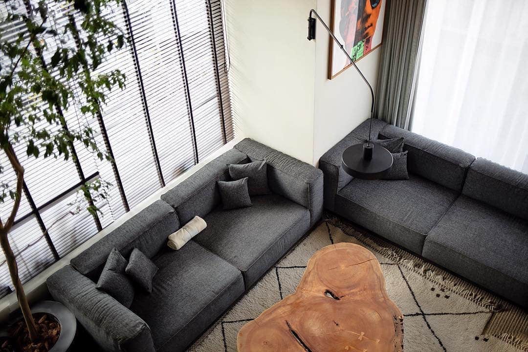 のインスタグラム：「Where you'll find us chilling the whole day #trunkhotel⁣ ⁣ Room reservation information on our website or please email to: stay@trunk-hotel.com for any inquiries.⁣ ⁣ ご予約・お問い合わせは stay@trunk-hotel.com までお願いします。⁣ ⁣ ⁣ #boutiquehotel #ブティックホテル ⁣ #hotel #hoteldesign #design⁣ #travel #holiday #vacation ⁣#trunkstay  #interiordesign #interior #interiordecor⁣ #ホテル #デザイン #建築 #旅行⁣ #インテリア #インテリアデザイン⁣ #shibuya #tokyo」