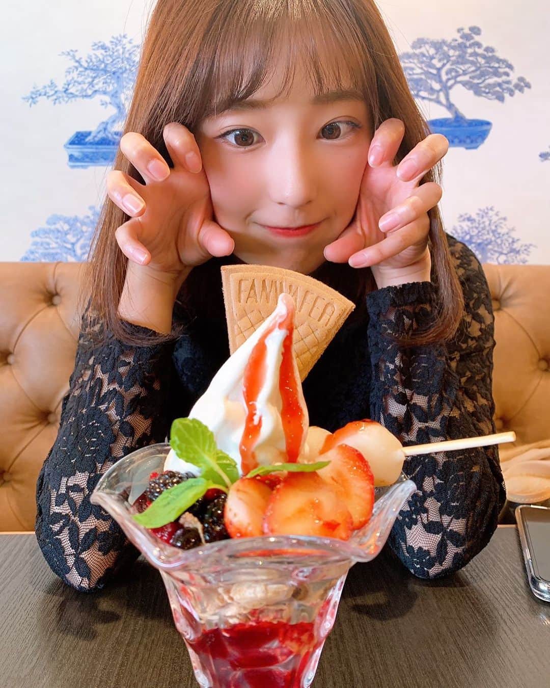 ミクのインスタグラム：「. . アイドル✖︎苺🍓 というルナの映えテクニック。 . . 　#カフェ　#パフェ　#苺　#映え 　#怪獣ガォー　#新宿グルメ  #新宿カフェ　#東京グルメ」