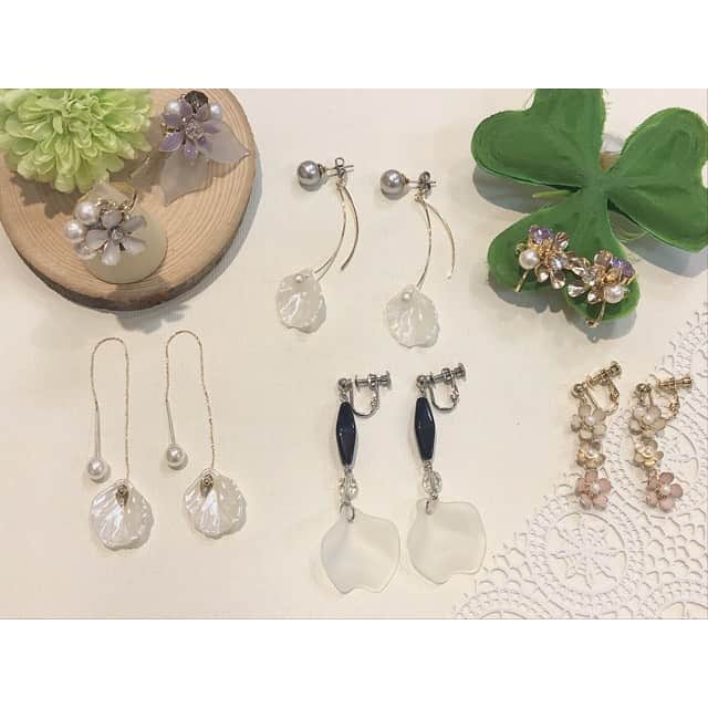 パーツクラブ Partsclub スタッフオリジナル商品さんのインスタグラム写真 - (パーツクラブ Partsclub スタッフオリジナル商品Instagram)「🌸パーツクラブ  インキューブ天神店　スタッフ作品🌸 . 今回はメタルフラワーとアクリルフラワーを使った作品たちを集めてみました！ . 春らしい爽やかなパーツたちが入荷しております✨ . 通すだけ、繋げるだけで簡単に作れるので、是非真似して作ってみてください🍀 (レシピはございませんので、気になる方はスタッフまでお気軽にお問い合わせください♪) . . なかなか外出も億劫になる今ですが、かわいいパーツを見ていただいて少しでも皆様の気分が上がることを願っています🌟 . . ●お知らせ● 毎月15日はニモカポイント10倍DAY‼️ 春物完成品アクセサリーも続々入荷しておりますので是非ご覧くださいませ🎵 . インキューブ天神店のアカウントが出来ました‼️ 天神店限定のお知らせや作品、情報など投稿しておりますので是非フォローお願い致します🙇‍♀️ new account⇒ @partsclub_tenjin . . ※取り扱いパーツは店舗により異なります。 . . #partsclub #パーツクラブ公式アカウント #handmade #floweraccessories #springaccessories #インキューブ #天神 #福岡」3月14日 17時55分 - partsclub_staff