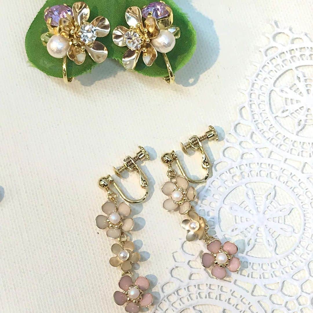 パーツクラブ Partsclub スタッフオリジナル商品さんのインスタグラム写真 - (パーツクラブ Partsclub スタッフオリジナル商品Instagram)「🌸パーツクラブ  インキューブ天神店　スタッフ作品🌸 . 今回はメタルフラワーとアクリルフラワーを使った作品たちを集めてみました！ . 春らしい爽やかなパーツたちが入荷しております✨ . 通すだけ、繋げるだけで簡単に作れるので、是非真似して作ってみてください🍀 (レシピはございませんので、気になる方はスタッフまでお気軽にお問い合わせください♪) . . なかなか外出も億劫になる今ですが、かわいいパーツを見ていただいて少しでも皆様の気分が上がることを願っています🌟 . . ●お知らせ● 毎月15日はニモカポイント10倍DAY‼️ 春物完成品アクセサリーも続々入荷しておりますので是非ご覧くださいませ🎵 . インキューブ天神店のアカウントが出来ました‼️ 天神店限定のお知らせや作品、情報など投稿しておりますので是非フォローお願い致します🙇‍♀️ new account⇒ @partsclub_tenjin . . ※取り扱いパーツは店舗により異なります。 . . #partsclub #パーツクラブ公式アカウント #handmade #floweraccessories #springaccessories #インキューブ #天神 #福岡」3月14日 17時55分 - partsclub_staff