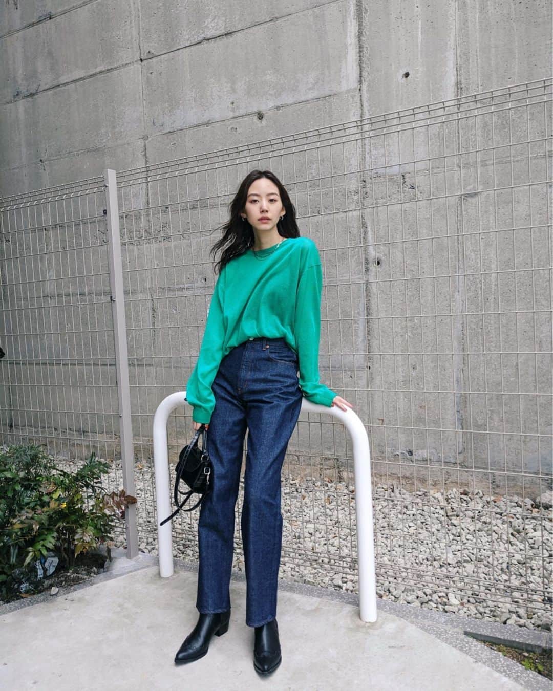 Shiho Sasakiのインスタグラム：「昨日UPした全身ver☝️ ワンウォッシュのPLAIN JEANSを合わせてました👖 3/19発売予定なので、もうしばらくお待ち下さいませ🙏 ストレートシルエットにTOPSをインして着るバランスが好き😌🟢 #MOUSSYPLAINJEANS #MOUSSY #MOUSSYSNAP #MOUSSYJEANS #pixelで撮影#team_pixel#baroque_pixel」