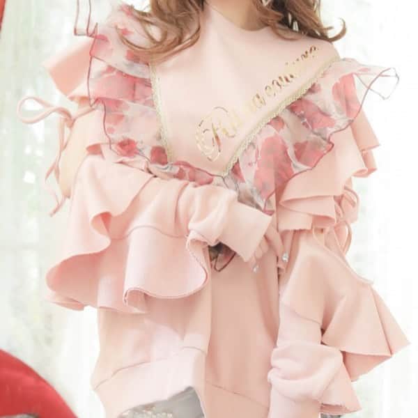 桜井莉菜さんのインスタグラム写真 - (桜井莉菜Instagram)「今日は本当のホワイトデーだったね❄️☃️❄️ で、前回投稿したサマンサのバッグを、どんな服装の時合わせてるかって 質問何件かい頂いていたので❤️ 買った次の日は早速このお洋服に合わせて持ちました💓 ビジューにピンクも入ってるので、ピンクのお洋服とも相性🙆‍♀️✨ この @riina_couture の トレーナーワンピース やっと再入荷しました💓 袖がめちゃめちゃボリューミーなので、 肩幅が広い人は誤魔化せるし二の腕も隠れて体型カバーしたい人にもオススメ🌸 さて。 私も本気でダイエットしたいモードに入って来たので 近々大阪帰って食事制限でもしようかなと。 こっちにいるとどーしても外食とかして我慢出来ないから 実家でバランス良い食事、規則正しい生活を一週間くらいしてこようかなと😂 ジムやエステも通って夏までに痩せる！！！ ダイエット頑張ってる方居たら、一緒に頑張りましょ😂😂😂 #サマンサ#サマンサベガ#サマンサタバサ#バッグ#リーナクチュール#トレーナー#ワンピース#ダイエット#頑張る」3月14日 18時09分 - rina__sakurai