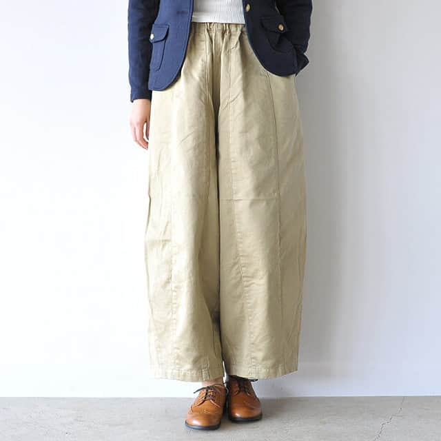 キナリノさんのインスタグラム写真 - (キナリノInstagram)「. ＼キナリノモール／SETTO｜PARACHUTE PANTS . －－－－－－－－－ ぽってりフォルムが可愛らしい* . ウエストゴムで締め付けがなく、快適な履き心地。 前と後身頃に2本の切り替えを入れ、前後にふくらみのある立体的なバルーンシルエットに。デザインに溶け込むシームポケット付きで、機能性も◎です。 カラーは【olive】【indigo】【beige】の3色をご用意しました。 それぞれバックサテン、デニム、チノの3種類の生地を使用しています。 １枚で主役になってくれる、デイリー使いにもぴったりのアイテムです＊ . －－－－－－－－－ https://kinarino-mall.jp/item-12211 . . ▶画像をタップすると詳細情報をご覧いただけます。 . ▶プロフィールの「インスタ掲載」ボタンから、ご紹介商品をまとめてご覧いただけます。→@kinarino_official . ▶キナリノアプリでも販売中！ 「お買いもの」→「インスタグラム掲載アイテム」 ※ダウンロードはプロフィールリンクから→@kinarino_official . . #キナリノモール #キナリノ #丁寧な暮らし #暮らし #パンツ #バルーンパンツ #チノパンツ #デニム #春コーデ #シンプル #お出かけ #Crouka #SETTO #pants #Balloonpants #denimpants #style #fashion #comfortable #fashionista #coordination #simple #ootd #instafashion .」3月14日 18時00分 - kinarino_official