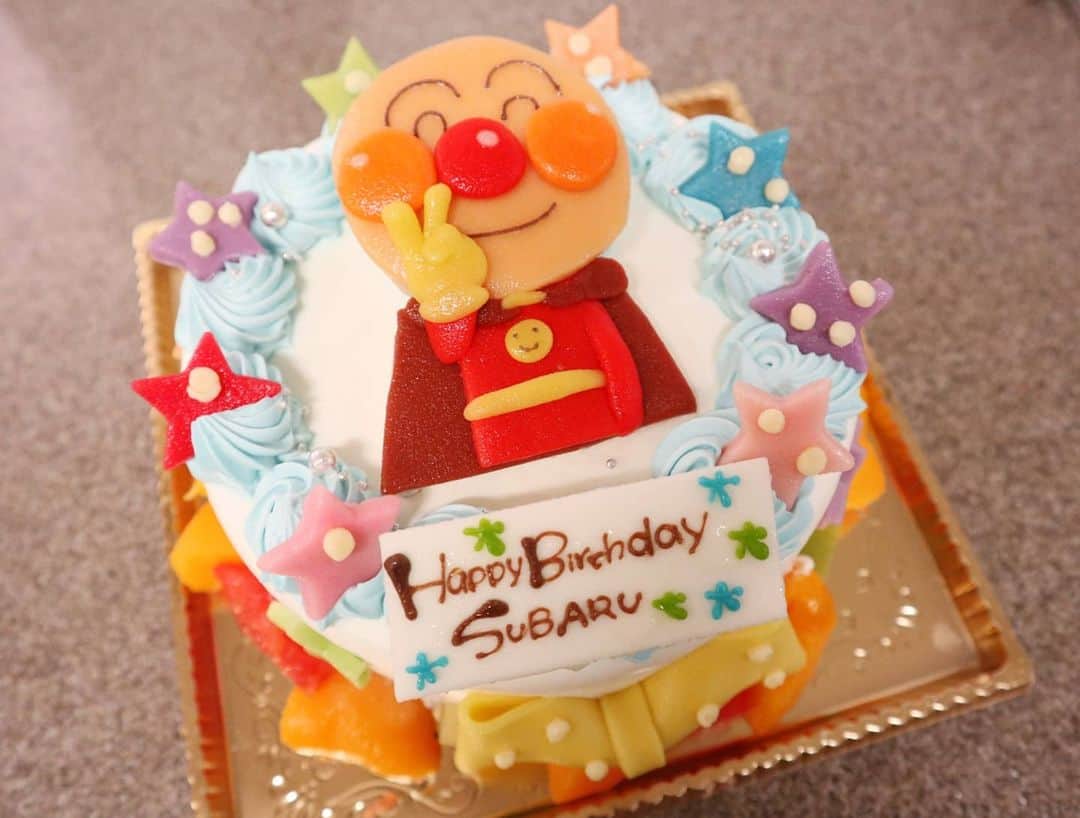 佐藤夏希のインスタグラム：「一日早いお誕生日会したよ😚❤️❤️ すばるんが大好きなアンパンマンのケーキをオーダー💓💓💓❤️ 超喜んでくれました♡ すばるんの笑顔が私の生きがい♡ これからもたくさん楽しい思い出作ろうね🥰❤️ すばるんのママになれて幸せだよ♡ * * * #2歳#2歳誕生日 #誕生日ケーキ#2歳バースデー #男の子#男の子ママ#おやこーで #むすこーで #息子#息子ラブ #1歳11ヶ月#ママ#ママさんと繋がりたい #ママスタグラム#mama#mamastagram #mamanoko #ママリ#babyboy#boy#成長記録#幼児#アンパンマン#アンパンマン大好き #アンパンマンケーキ」