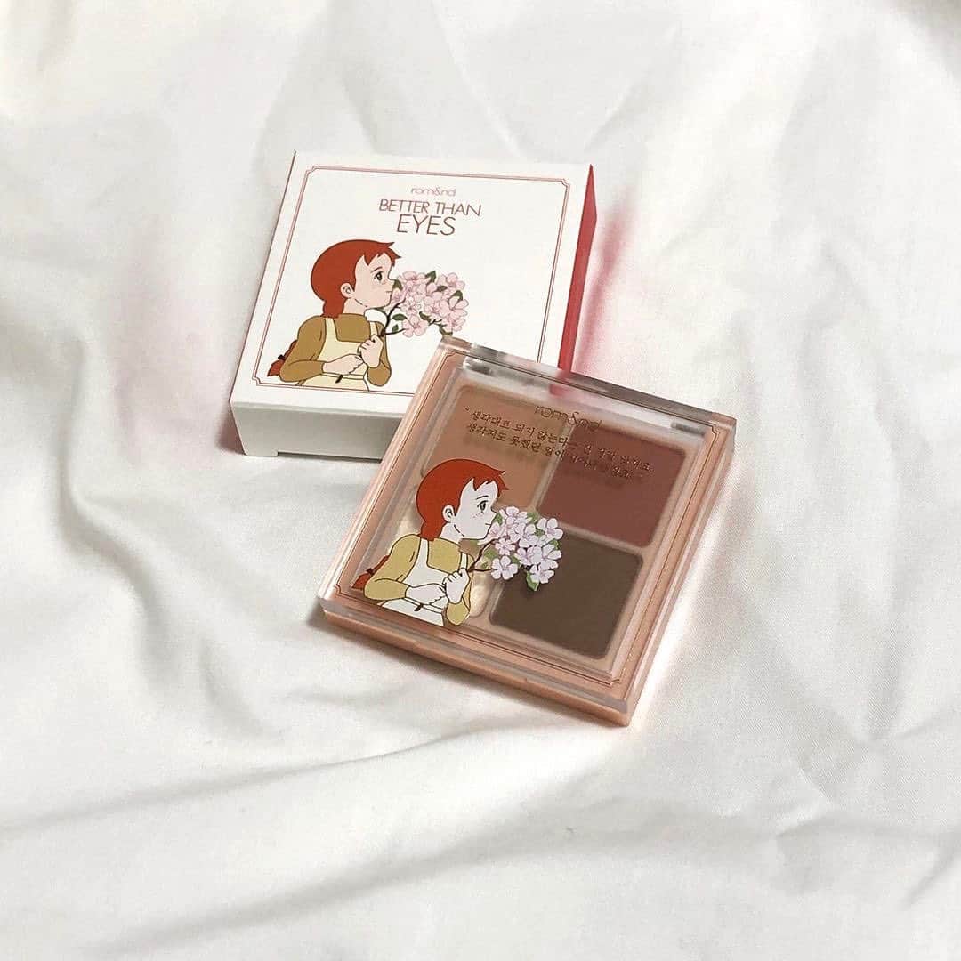 のインスタグラム：「. 韓国の若者を中心に人気のブランド・rom&nd(ロムアンド) 🇰🇷﻿ 『赤毛のアン』とコラボした限定デザインが可愛いと注目を集めています👀💕﻿ クッションファンデーションにアイシャドウ、チーク、ティントリップと種類豊富です❗️﻿ コーラルカラーコスメでで赤毛のアン風メイクに仕上げてみてはいかがでしょうか❓﻿ ﻿ ベターザンアイズ 04は、オレンジブラウンのアイシャドウ🍊﻿ マット系とパール系のアイシャドウでキラキラした目元を演出してみてください♬﻿ ﻿ ﻿ ＜商品名＞﻿ rom&nd ベターザンアイズ 04 ドライアップルブロッサム﻿ @romand_jp﻿ ﻿ photo by @saki___ogai﻿ 素敵な写真をありがとうございます📸💕﻿ ﻿ ﻿ HowTwoでは、プレゼントキャンペーンを実施予定🎁﻿ ぜひ、@howtwo_tv をフォローしてね✨﻿ ﻿ また、HowTwoでは紹介するコスメを募集中💄﻿ #HowTwo もしくは @howtwo_tv でタグ付けしてね💕﻿」