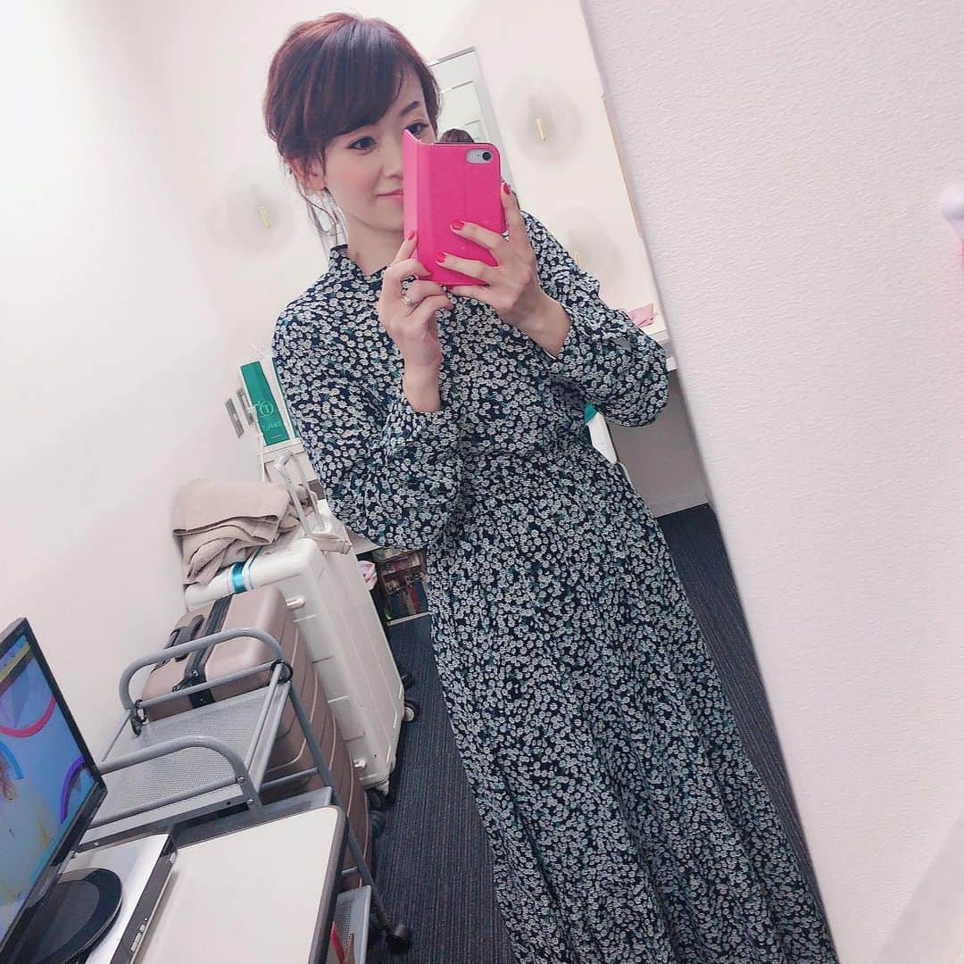 岡部玲子さんのインスタグラム写真 - (岡部玲子Instagram)「本日の衣装とヘアアレンジ☺️ 髪の毛が短いのにアップにしてもらえて嬉しい☺️💕 番組終わりで私服に着替えたら、私服にもぴったりで嬉しい😭✨ 今日は花粉症が酷くて、番組途中から右目のコンタクトがゴロゴロ💦 瞬きをする毎に上に上がってしまって右目裸眼状態😱 涙も止まらないし…困ったものです💦 しかしオジュウチョウサン🏇の強さには驚いたーっ‼️ #岡部玲子 #子育て　#主婦　#ママ　#アラフォーママ　#40代　#働くママ　#生放送　#ヘアアレンジ　#キャスター　#競馬キャスター　#レポーター　#衣装　#オジュウチョウサン　#強すぎる　#雪　#驚いた　#mama #talent #reporter #tvshow #hairarrange #pink #smile #japanese」3月14日 18時14分 - reiko_okabe