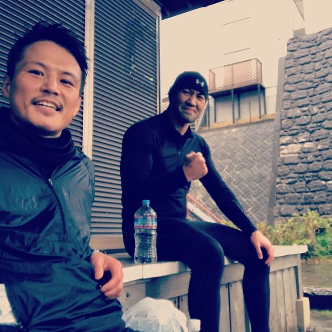 岡見勇信さんのインスタグラム写真 - (岡見勇信Instagram)「@underarmourjpのコールドギアで武装！今朝のような冷たい雨風でも吹き飛ばしながら階段走破！ 体が冷えることなく完走。 アンダーアーマーのコールドギア、本当におすすめです👍  #onechampionship #weareone #UNDERARMOUR  #COLDGEAR #exfight #ldhmartialarts #アンダーアーマー #ランニング #ラントレ #階段 #トレーニング」3月14日 18時15分 - _yushin_okami_