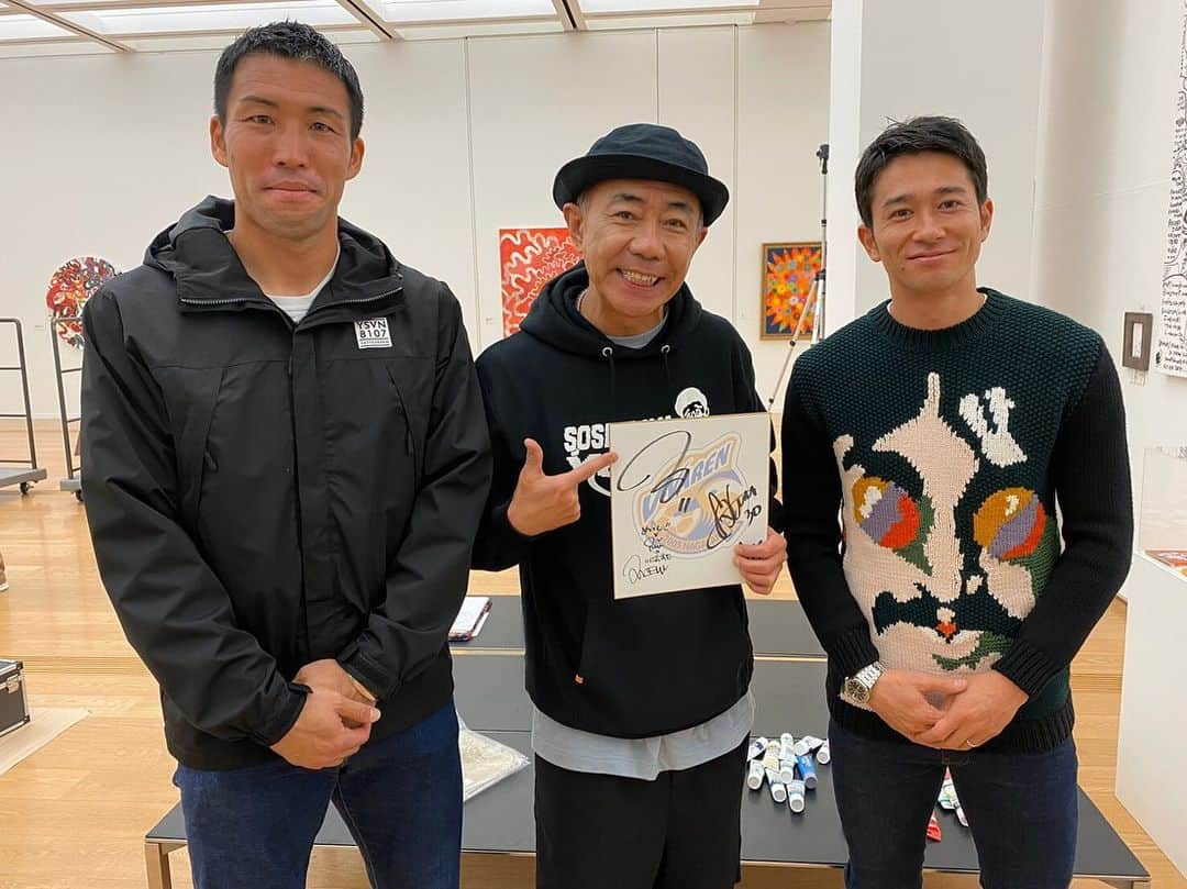 玉田圭司のインスタグラム：「先日、木梨憲武展に遊びに行ってきました🖼 憲武さんの才能、世界観を存分に楽しめる個展でした👏 皆さんにも是非足を運んでもらいたいですね。 そして、『玉田くん』を探してください❗️笑 #木梨憲武 #木梨憲武展 #japanet  #玉田圭司 #徳重健太」