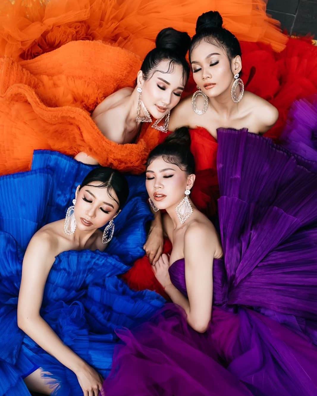Ivan Gunawanさんのインスタグラム写真 - (Ivan GunawanInstagram)「. " Today's very first shooting of Miss Grand Indonesia 2020 Quarantines. Can you guess how would the episodes be extravagant???!!! Every queens shows their beauty and talent for this.  We bet you really want to wear these extravagant dress too , right ?!!! . . Dress by @wikiwu5 Earings by @rinaldyyunardi Make Up by @ivangunawan_cosmetics Head of MUA @tama_prahtama Laundry by @jeevesindonesia Official Broadcaster @mopchannel . . #ivangunawan #MissGrandIndonesia2020 #MGI2020 #MGI2020Finalists」3月14日 18時31分 - ivan_gunawan