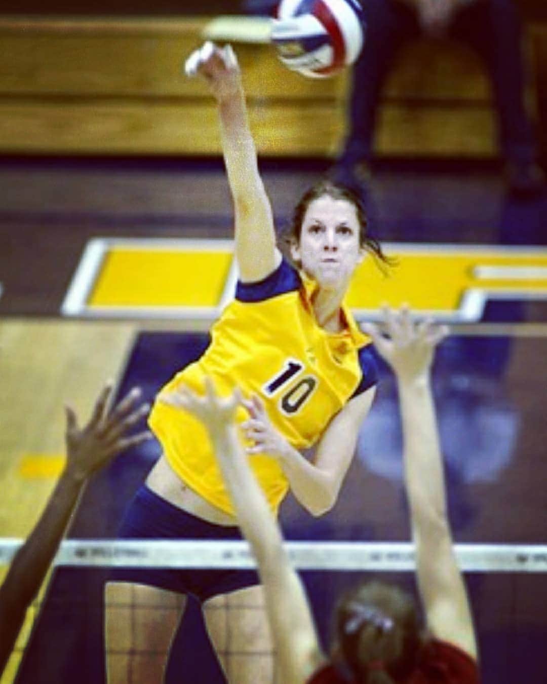 ミア・イエルコフのインスタグラム：「@calvolleyball just having a good time thinking about these seasons.... 😀🔥. So if I could play one more year would I be able to break my own record of 701 points...??? 🤷😅💕」