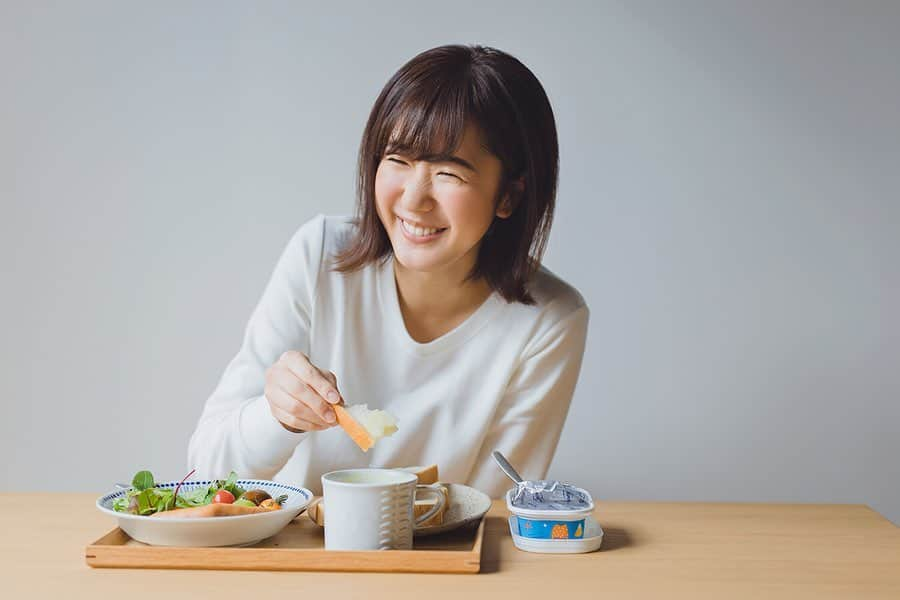 蒼木まやのインスタグラム：「good morning🍳﻿ ﻿ パン(バター)大好きです🍞🥐🥖🥺﻿ ﻿ ﻿ 📸 @petitbebepencil ﻿ 💄 @kina910﻿ ﻿ #ポートレート #部屋撮り #朝ごはん #モーニング﻿ #暮らし #暮らしを楽しむ #おはよう #jp_mood﻿」