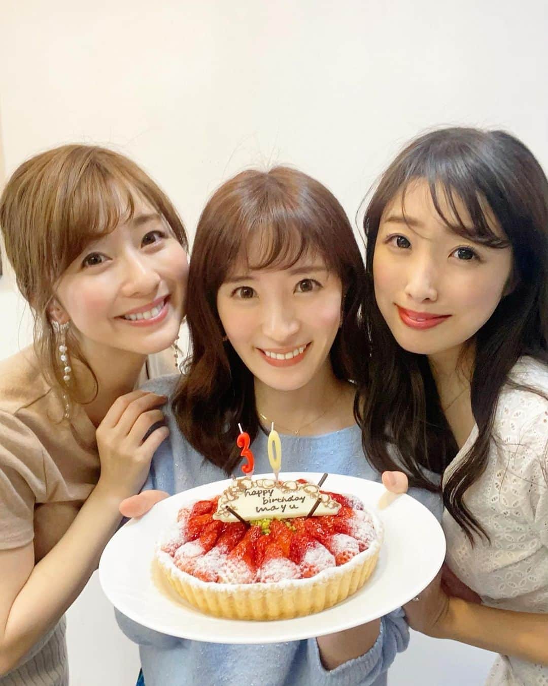 小林真由のインスタグラム：「⋆﻿ ⋆﻿ 千春さんと佐彩が家に遊びにきてくれました🥺﻿ 子供含めて6人で集まるのは初めて❣️﻿ 佐彩babyに加わってもらう日を楽しみにしてたよ〜!﻿ ﻿ お誕生日のお祝いもしてくれて嬉しすぎました😭🙏﻿ 毎年ありがとうございます😢💕﻿ 誰かしらが子供達に付きっきりで﻿ 何の話をしていても最後までできないうちに﻿ 次の話題になり解散😂﻿ そのバタバタ感すら楽しいです🌸﻿ ﻿ #ママライフ #女の子ママ #男の子ママ #1歳 #女の子ベビー #誕生日 #キルフェボン#ケーキ　﻿」