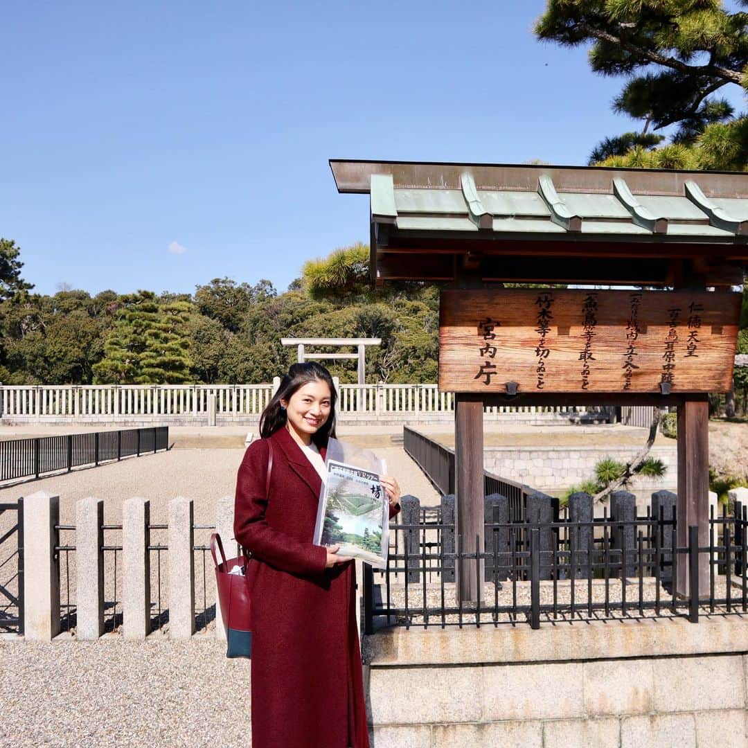 小林希さんのインスタグラム写真 - (小林希Instagram)「大阪の堺市に、世界遺産の百舌鳥古墳群がどんと広がっています。﻿ 俯瞰して見なくては全貌がよかわからないくらい大きい！﻿ 今後上から見られるような工夫を市が一生懸命考えでもおられるみたいです✨﻿ 古墳というと、大きな森みたいなイメージがあるけど、明治以前は石積みが丸見えだったらしいです。植林して今のようになったとか。というお話を聞いたのは、こちらの仁徳天皇陵古墳にて。﻿ ﻿ それにしても、古墳群がもし空から見れたら、ミャンマーのバガンでみた無数のパゴダや寺院みたく、かなり神秘的に見えるだろうなぁ。﻿ そんな日が来るといいな✨﻿ ﻿ There are the Mozu Tombs which were designated a Cultural World Heritage Site in Sakai City,Osaka.﻿ These are difficult to fully appreciate unless viewed from a high vantage point.﻿ It seems that Sakai city have thought we become able to overlook from the top in the future. ✨﻿ I heard though we associate ancient tombs with the forest-covered burial mound,before Meiji era,stone bonds were exposed to view. This is the Tomb Of Emperor Nintoku.﻿ If we were to overlook tombs from sky, they would be mysterious atmosphere like innumerable Pagodas and temples in Bagan,Myanmar.﻿ I'm waiting for a day like that. ✨﻿ ﻿ ﻿ #大阪#大阪府港湾局 #堺泉北 #船旅アンバサダー#視察#船旅#日本旅客船協会#osaka#sakaisenboku #泉大津 #izumiotsu #港湾#百舌鳥古市古墳群 #仁徳天皇陵#堺市 #世界遺産」3月14日 18時54分 - nozokoneko