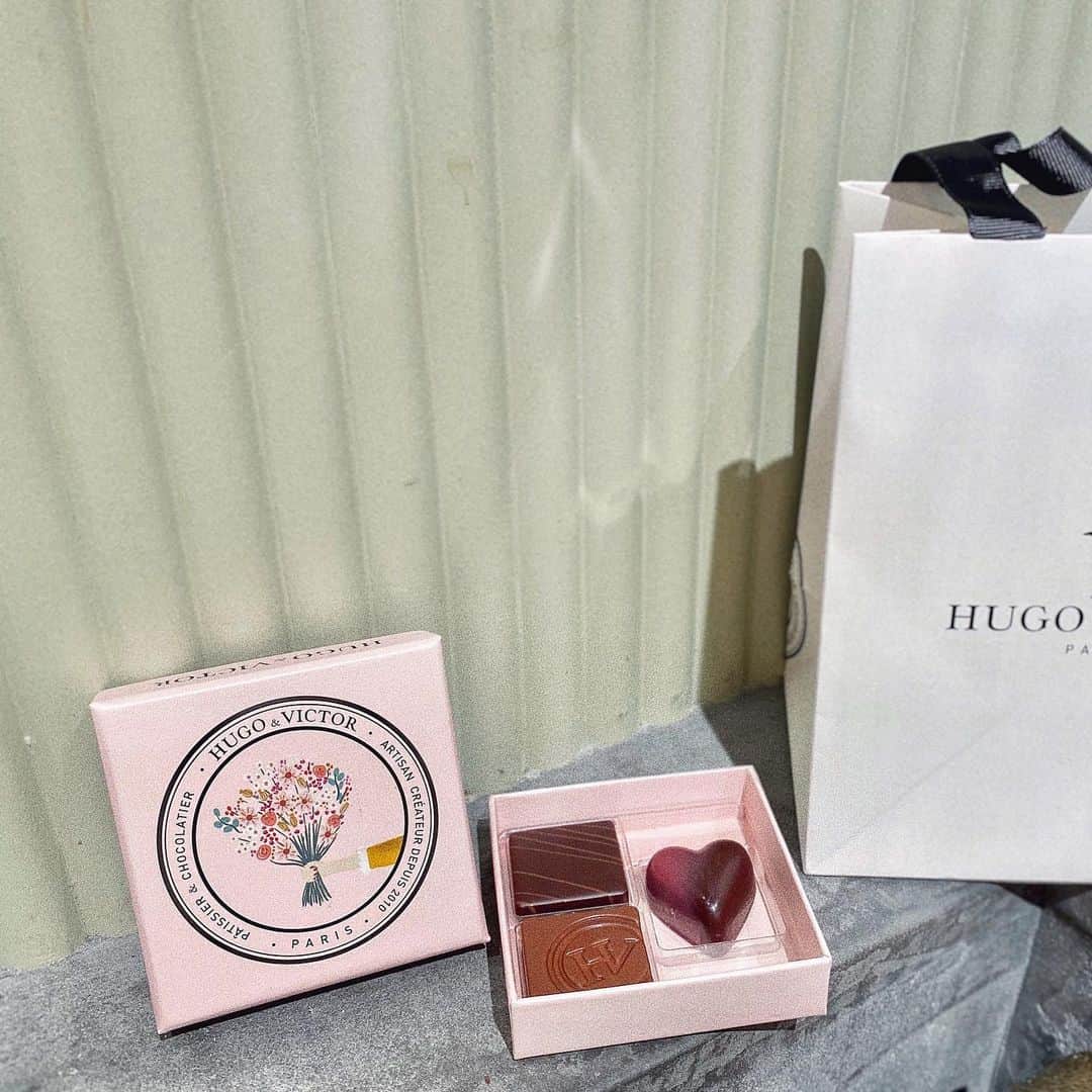 布川桃花さんのインスタグラム写真 - (布川桃花Instagram)「@hugovictor_jp のチョコレート 貰っちゃった〜🍫(素敵な女性の方から💗笑) ﻿ ここのは美味しいのはもちろん﻿ パッケージがいつも可愛くてだいすき！﻿ ﻿ これは今年のホワイトデーコレクションのらしい🌈﻿ ﻿ #hugoandvictor」3月14日 18時57分 - momoka_fukawa