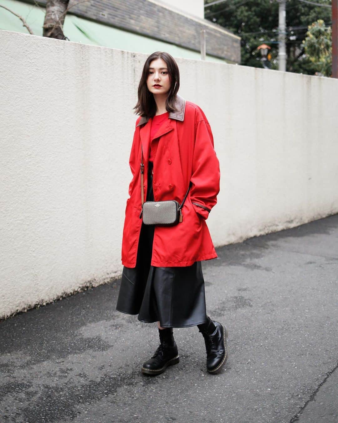 のインスタグラム：「TOKYO STREET STYLES  Name: @dritschler_ Outer: #COACH Shoes: #drmartens  Bag: #COACH #streetstyle#droptokyo#tokyo#japan#streetscene#streetfashion#streetwear#streetculture#fashion#ストリートファッション#fashion#コーディネート#omotesando#tokyofashion#japanfashion Photography: @abeasamidesu」