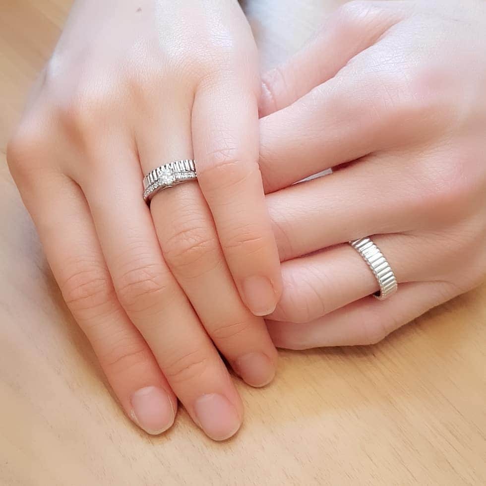 のインスタグラム：「BOUCHERONのリングを大切なお二人のブライダルリングとしてお選びいただいたA様💎  生地の織りを表現したグログランが、オシャレでこだわりのあるお二人にとてもお似合いです✨ 末永くお幸せに😊🌿 . ⭐ビジュースリークでは3/13～4/12までブライダルフェアを開催しております。 この期間だけの特別な特典もご用意しております。詳しくはスタッフまで！  #新潟 #niigata #古町 #ビジュースリーク #bijouxthreec #プロポーズ #結婚指輪探し #2020春婚 #wedding #新潟花嫁 #新潟の花嫁さんと繋がりたい #ブライダルリング #結婚指輪 #マリッジリング #婚約指輪 #weddingring #プレ花嫁 #jewelry #指輪 #カップル #ブライダル #ブライダルジュエリー#boucheron#bridal」