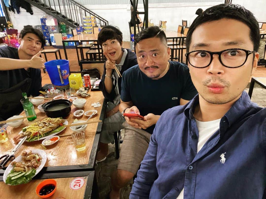 イ・キョンのインスタグラム：「𝐦𝐲 𝐛𝐞𝐬𝐭 𝐩𝐚𝐥𝐬... 💝💝#이켠」