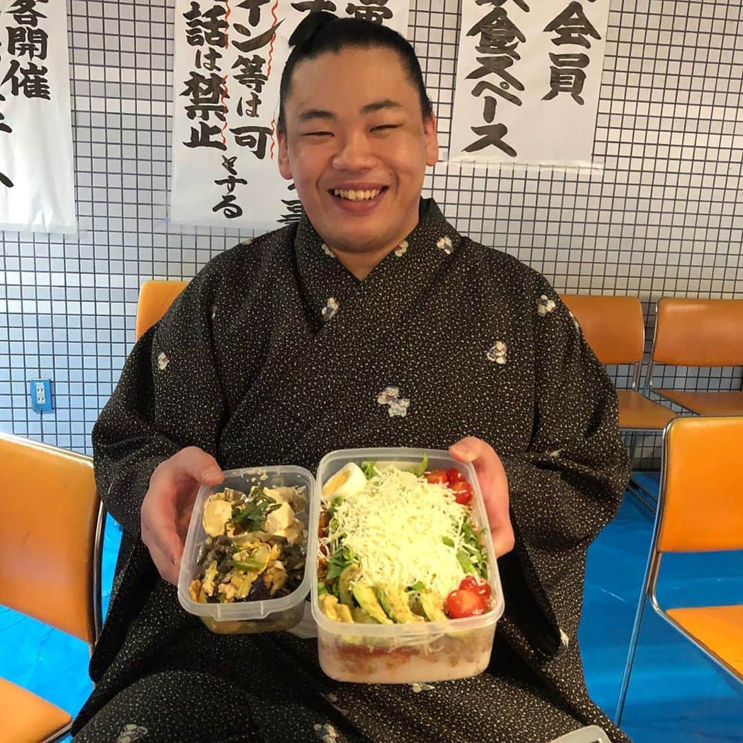 日本相撲協会さんのインスタグラム写真 - (日本相撲協会Instagram)「力士の手作り弁当🍴  今場所は外出できないため、館内の食事スペースで飲食しています。  立浪部屋 瑞光は部屋の華吹が作ったキャラ弁🐻 高砂部屋 朝童子と朝東は部屋の大子錦が作った白星弁当⭐️ 錣山部屋 原田は、部屋の呼出し 節男が作ったタコライス🇲🇽 @sumokyokai ﻿ #sumo﻿  #相撲 ﻿ #力士﻿ #お相撲さん﻿ #大相撲 ﻿ #大阪場所 ﻿ #三月場所 #春場所 #エディオンアリーナ大阪 #大阪府立体育館 #なんば #くまモン #ミニオンズ  #３月 #お弁当 #弁当 #ランチ #手作り弁当#お相撲さんのお弁当 #ご飯多い #おいしそう #愛情たっぷり」3月14日 19時12分 - sumokyokai