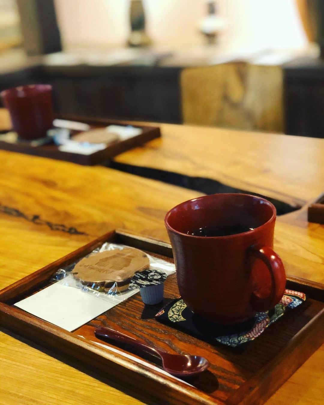 Aoiさんのインスタグラム写真 - (AoiInstagram)「鏡野町シリーズ、載せ忘れてたので😥💦 鏡野町近代美術館では、館長こだわりの美術品が盛り沢山☺️ 画家さんのストーリーを感じながら作品を堪能させて頂きました。 館長の面白いお話を聞けるだけでも価値のある場所でした😊 コーヒー付きで併せて頂いたお菓子も美味しかったです🍘  #岡山県#鏡野町#旅行#女子旅#グルメ#岡山グルメ#オススメスポット#レジャー#休日#PR#ひとり旅#デート#奥津温泉#美術館#近代美術館#画家#作家#tabijyo#tabippo#tabigenic#tabimuse #インスタ映え」3月14日 19時12分 - aoioa