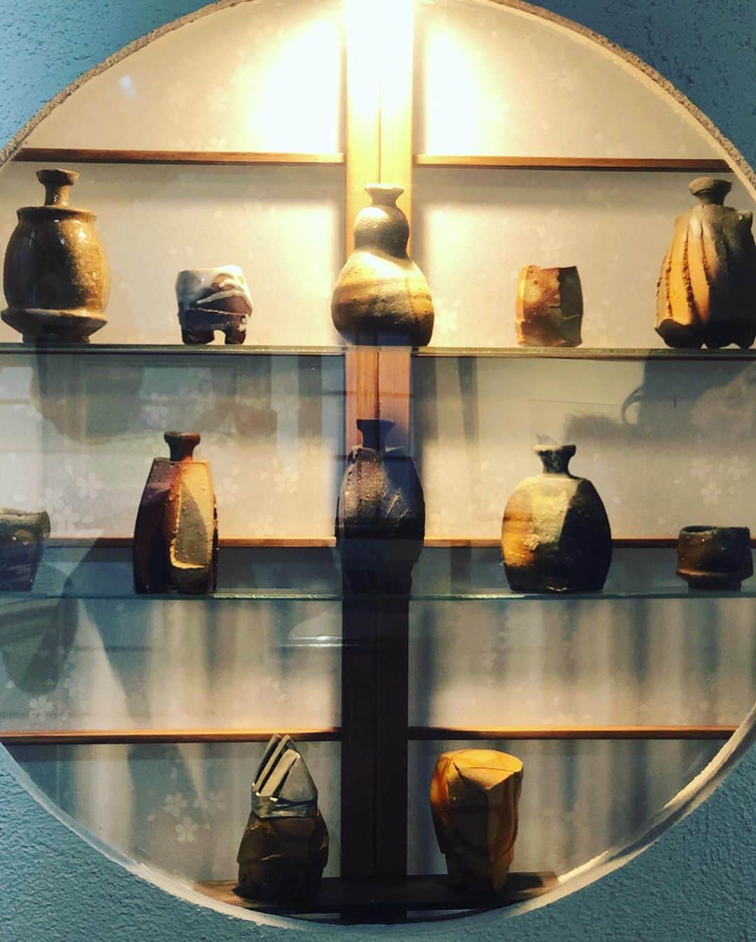 Aoiさんのインスタグラム写真 - (AoiInstagram)「鏡野町シリーズ、載せ忘れてたので😥💦 鏡野町近代美術館では、館長こだわりの美術品が盛り沢山☺️ 画家さんのストーリーを感じながら作品を堪能させて頂きました。 館長の面白いお話を聞けるだけでも価値のある場所でした😊 コーヒー付きで併せて頂いたお菓子も美味しかったです🍘  #岡山県#鏡野町#旅行#女子旅#グルメ#岡山グルメ#オススメスポット#レジャー#休日#PR#ひとり旅#デート#奥津温泉#美術館#近代美術館#画家#作家#tabijyo#tabippo#tabigenic#tabimuse #インスタ映え」3月14日 19時12分 - aoioa
