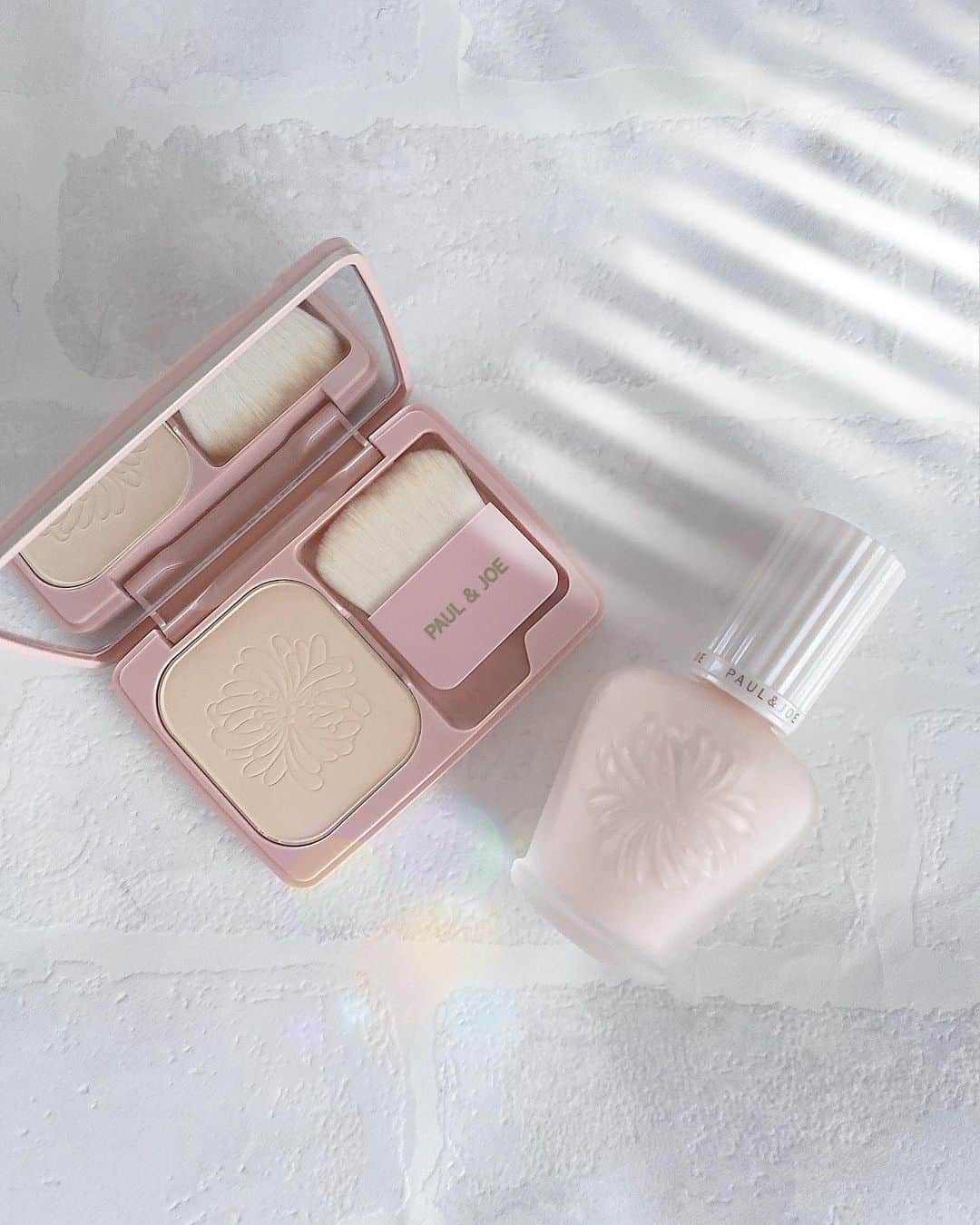 のインスタグラム：「3月1日にポール ＆ ジョー @paulandjoe_beaute の「ヴェール ファンデーション」が新発売& 「プロテクティング ファンデーション プライマー」がUV効果UPしてリニューアル発売されたよ🐈 ・ 半透明で光透過が素肌に近いナチュラルカバーパウダーだから、素肌感を残しながらナチュラルに肌の色ムラや凹凸をカバーしてくれる☻ ブラシでふわっとのせて、ピタッと密着し、キメに合わせてブラシがパウダーをのせてくれるので、重ねても厚塗り感出ないのもポイント✨ 下地の「プロテクティング ファンデーション プライマー」はポール & ジョー史上最高レベルのUVカット効果【SPF50+　PA++++】にリニューアルされたので、今からの季節のデイリー使いにちょうどいい♡ ・ 下地とヴェール ファンデーションをセットで使うと相性がよくて崩れにくいので、合わせ使いがおすすめ😊  #PR #paulandjoe #ポールアンドジョー #ポルジョ #化粧下地 #ベースメイク #新作コスメ #プライマー #ポルジョプライマー #ファンデーション #デパコス #透けツヤ肌」
