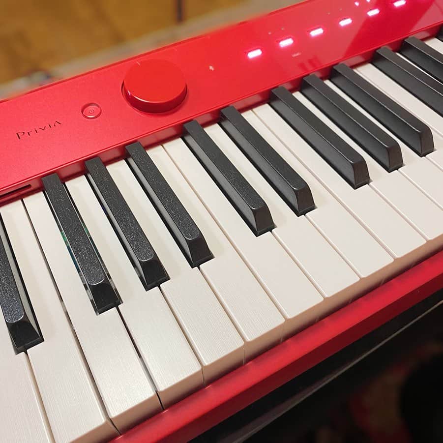 野本愛さんのインスタグラム写真 - (野本愛Instagram)「前回紹介したCASIOのPrivia（@casio_music_japan）で 今弾き語り練習してみてるよ😆❣️ . aiko歌いたかったけど、 コードが難しかったから、 あいみょんのマリーゴールドした😆😆 . 音質もいいし、 鍵盤がツルツルしてないから 高級感あるし、 滑りにくいから弾きやすいんだよね❣️ . それに赤のピアノってめちゃ可愛い😊💕 . 持ち運びもそれほど重くないから、 色々な場所で弾けちゃうのも魅力だね✨ . 弾き語り難しいけど、 チャレンジするのは楽しいね😊😊 . #Privia #CASIO #カシオ #デジタルピアノ #電子ピアノ  #音楽のある生活 #弾いてみた #ストリートピアノ #ピアノ #インテリア  #PR」3月14日 19時14分 - himemode