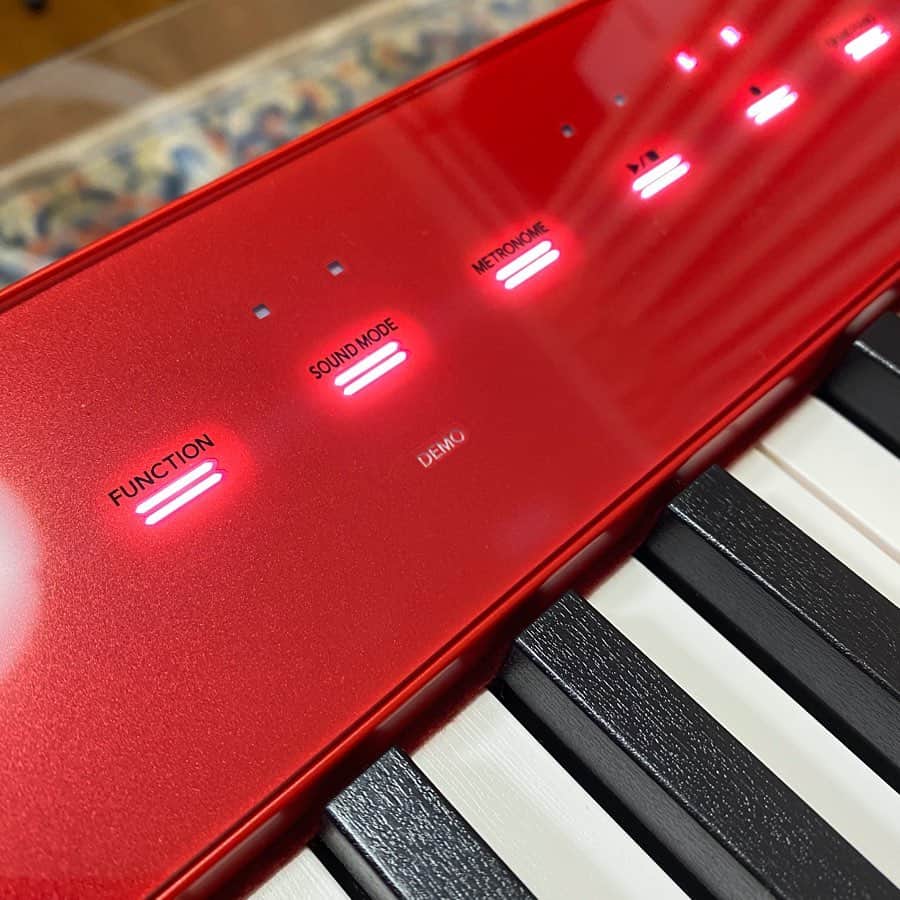 野本愛さんのインスタグラム写真 - (野本愛Instagram)「前回紹介したCASIOのPrivia（@casio_music_japan）で 今弾き語り練習してみてるよ😆❣️ . aiko歌いたかったけど、 コードが難しかったから、 あいみょんのマリーゴールドした😆😆 . 音質もいいし、 鍵盤がツルツルしてないから 高級感あるし、 滑りにくいから弾きやすいんだよね❣️ . それに赤のピアノってめちゃ可愛い😊💕 . 持ち運びもそれほど重くないから、 色々な場所で弾けちゃうのも魅力だね✨ . 弾き語り難しいけど、 チャレンジするのは楽しいね😊😊 . #Privia #CASIO #カシオ #デジタルピアノ #電子ピアノ  #音楽のある生活 #弾いてみた #ストリートピアノ #ピアノ #インテリア  #PR」3月14日 19時14分 - himemode