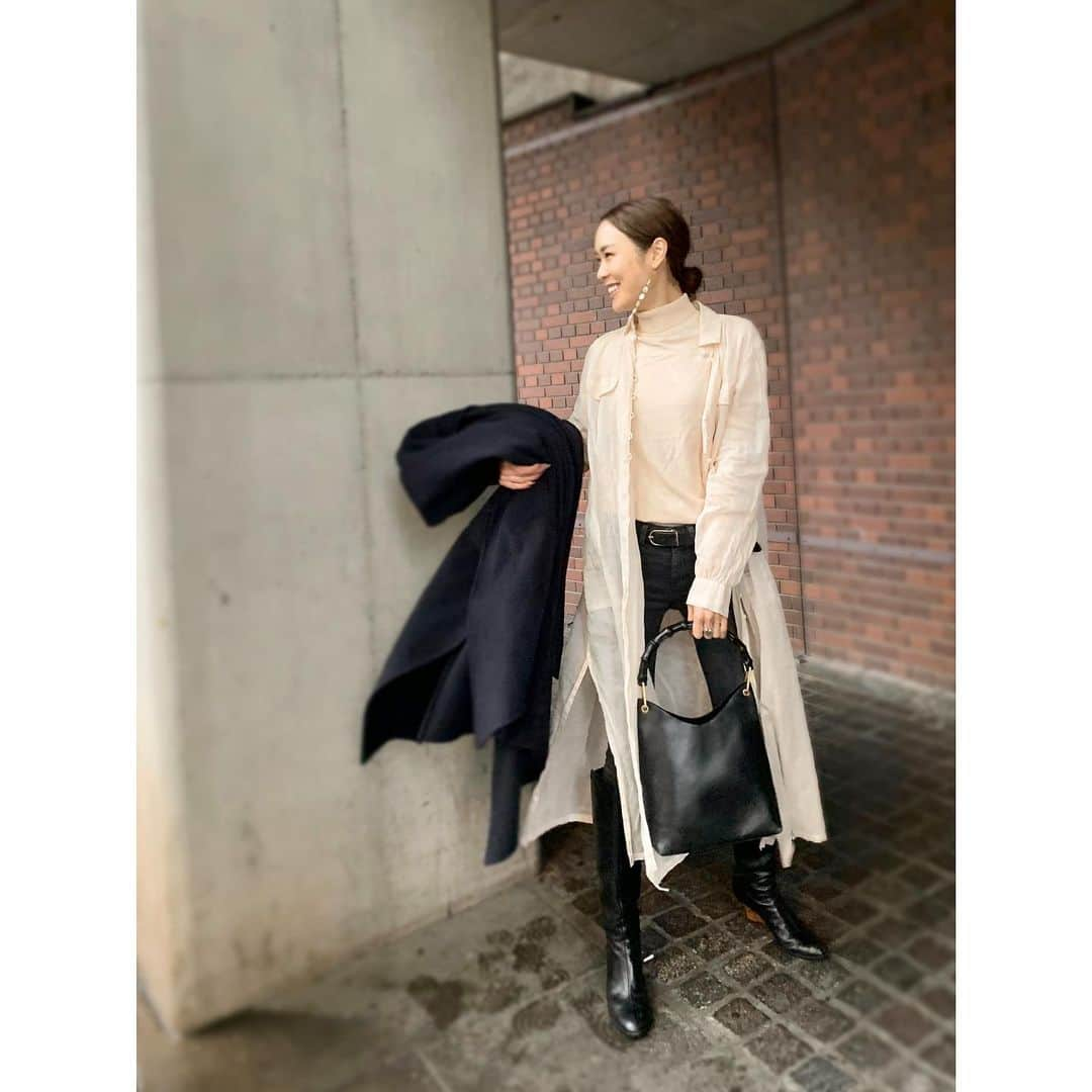 小林有里さんのインスタグラム写真 - (小林有里Instagram)「♡ 雨と雪、 コートの中は オーガンジーで春♡ . . 浜松で織り上げた綿100%。 青森のリンゴで染め上げ、 日本の職人さんが縫製。 . なんて、 贅沢なコートなんだ。 ストーリーも 身に纏うお年頃。 . . そんな本日もまた丸善。 おチビのひらがな帳無事get♡ . . coat... @sanyo_coat . . . #outfit#kobafashion #sanyocoat#サンヨーコート #三陽商会#ボタニカルダイ #大人カジュアル」3月14日 19時16分 - lilyshandmade