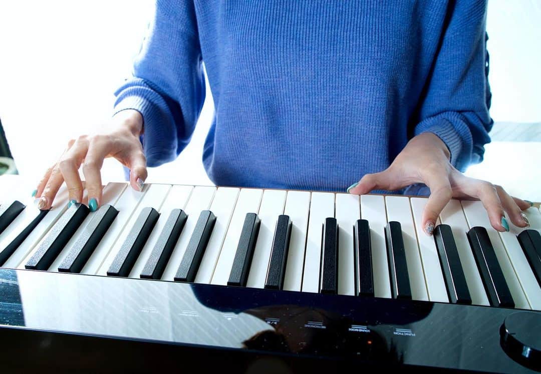 高橋晴香さんのインスタグラム写真 - (高橋晴香Instagram)「今日は雪降ってびっくり☃️❄️ .  前にも載せたCASIOのPrivia🎹 .  お仕事から帰ってきて、毎日ピアノ弾くのが日課になってる👩🎶 .  スリムボディだから場所取らないし、Bluetoothも付いてるからスピーカーとしても使えるの⭐️ .  ピアノ楽しい💛 .  エリーゼのためにちらっと弾いてみたので良ければ見てね🎼 .  #Privia #CASIO #カシオ #デジタルピアノ #電子ピアノ #音楽のある生活 #ピアノ弾き語り #弾いてみた #ストリートピアノ #ピアノ #インテリア #PR」3月14日 19時20分 - haruka_takahashi0127