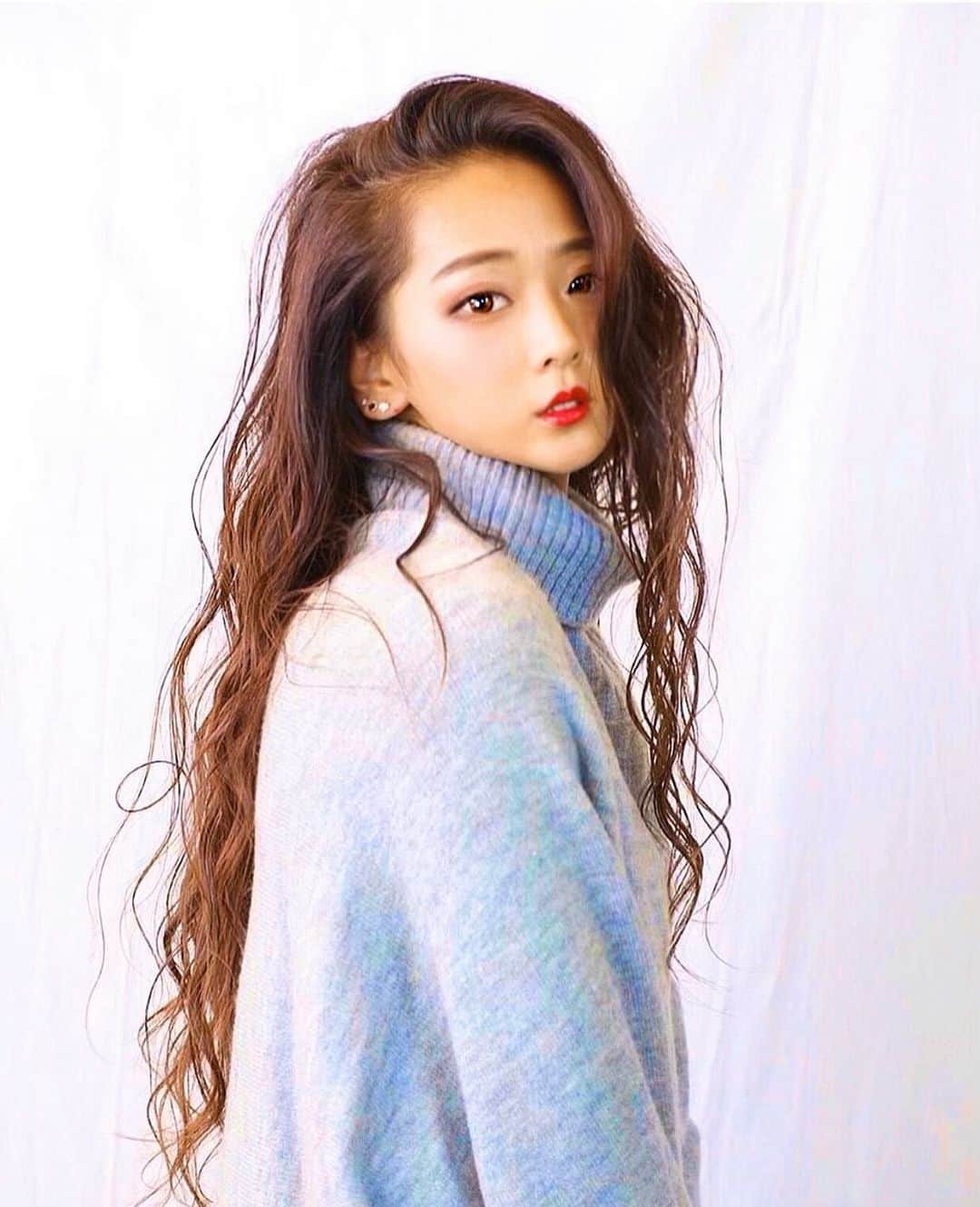 のインスタグラム：「本当に沢山のお祝いメッセージ🥀 有難うございます😭♥️♥️ . まだまだ至らない所ばかりですが いつも大切な人達が傍で支えてくれて 沢山の方が応援して下さって 本当に幸せいっぱい..😭✨ . 皆のお陰で本当に幸せな お誕生日です🥰🙏 . 私と関わって下さる全ての皆様へ 心からありがとうございます✨ . みんな大好きだ😭😭♥️ . . #birthday #thankyou  #love」