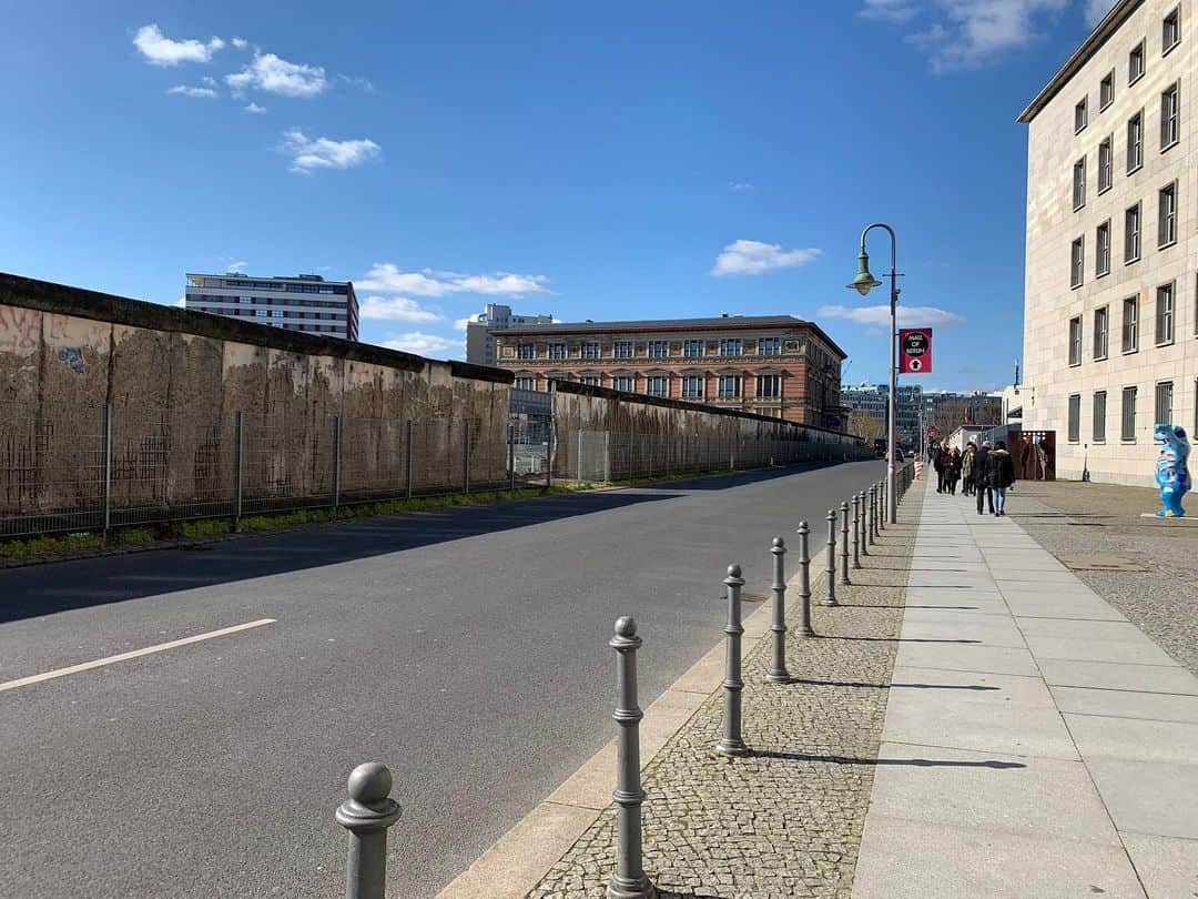 デイヴィッド・ギャレットさんのインスタグラム写真 - (デイヴィッド・ギャレットInstagram)「A piece of German history.  Especially right now, a good reminder that only united we are strong!  #davidgarrett #berlin #wall #staystrong」3月14日 19時35分 - davidgarrettinsta