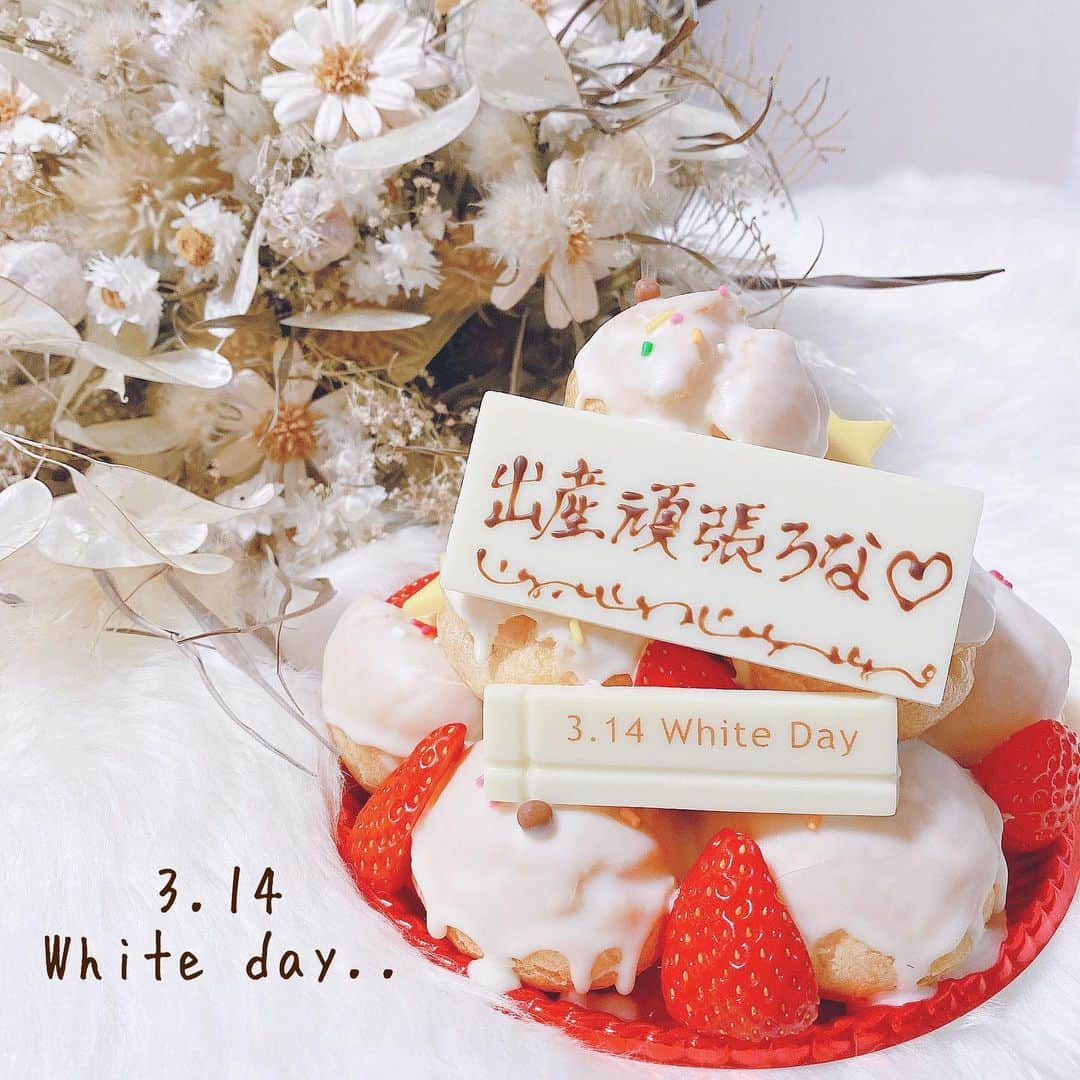 伊藤りかさんのインスタグラム写真 - (伊藤りかInstagram)「． white day..！❤︎ * 旦那さんが大好きな ケーキ屋さんのケーキを買ってきてくれた。。♡ * プレートのメッセージに涙が。。🥺❤️ 2人で力を合わせてベビちゃん迎えてあげようね◌ * #りかちゃんのカフェ巡り #カフェ #カフェ巡り部 #ホワイトデー #ケーキ #カフェ巡り #カフェ好き #カフェ活 #お家カフェ #カフェスタグラム #カフェ好きな人と繋がりたい #シュークリーム #臨月 #臨月妊婦 #妊娠10ヶ月 #妊婦 #妊婦生活 #マタニティ #マタニティライフ #cafestagram #cafe #strawberry #cake #伊藤りか #snsクリエイター」3月14日 19時29分 - rrrika.i